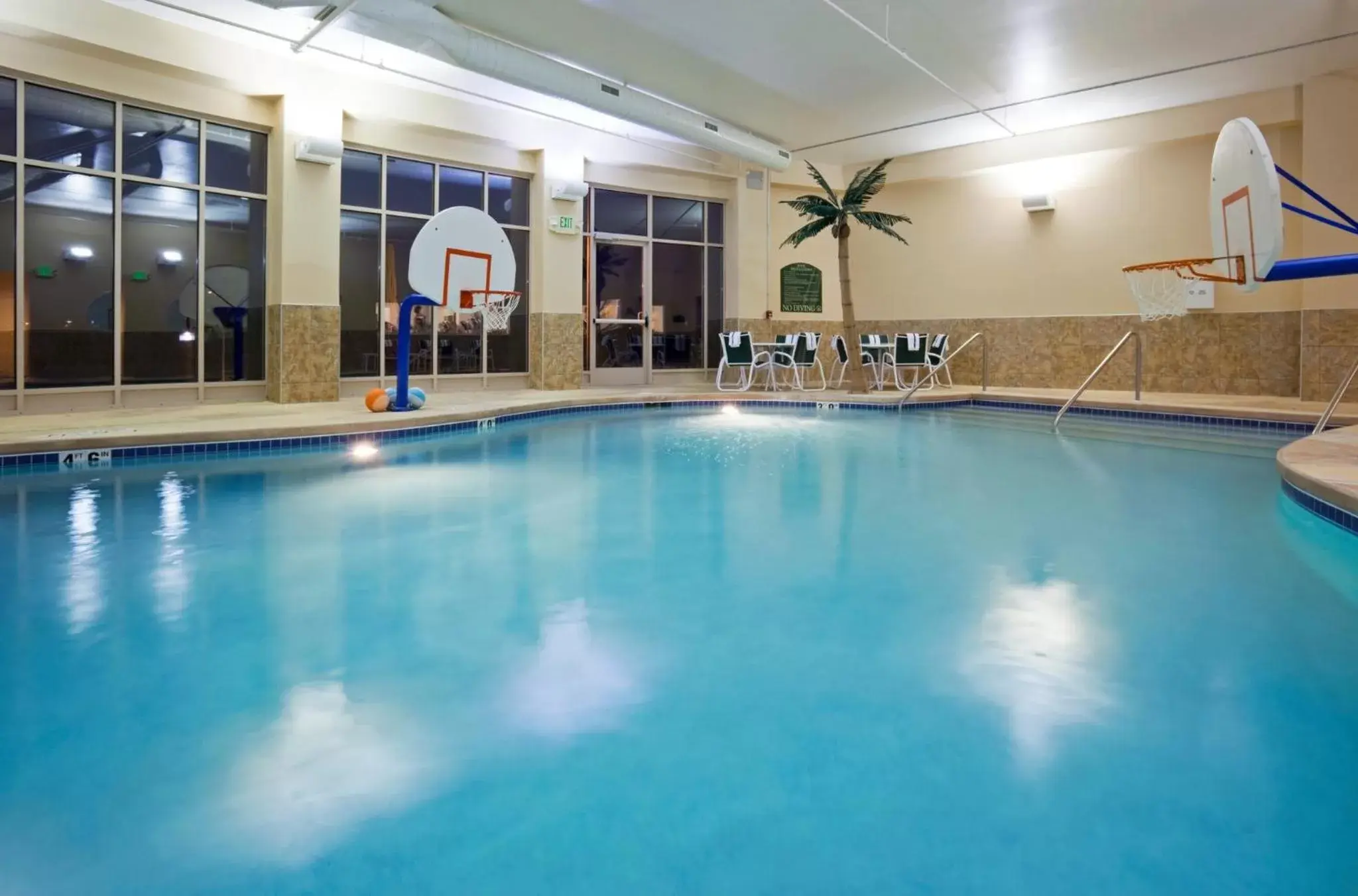 Swimming Pool in Holiday Inn Madison at The American Center, an IHG Hotel