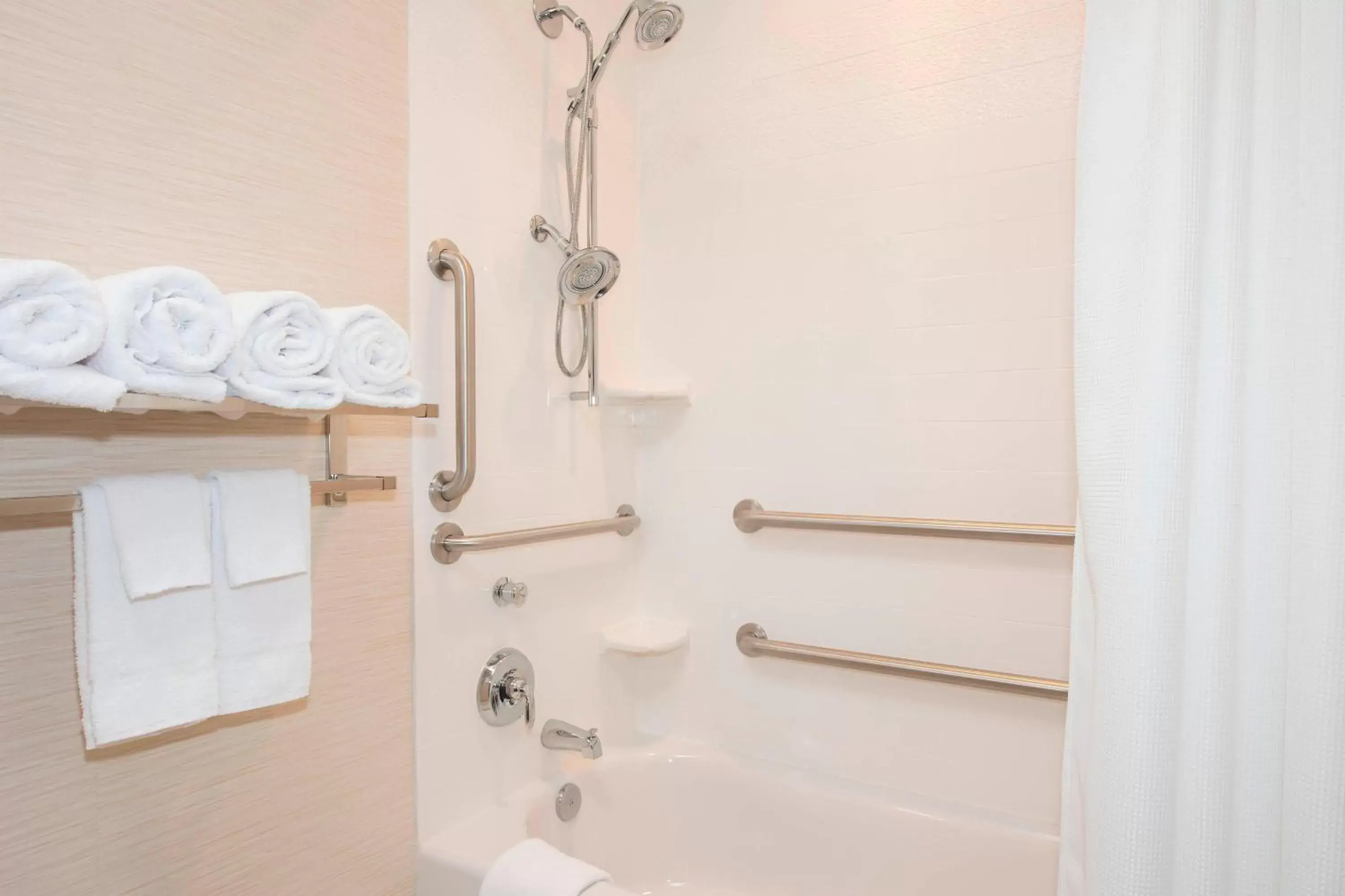 Bathroom in Fairfield Inn & Suites by Marriott Fredericksburg