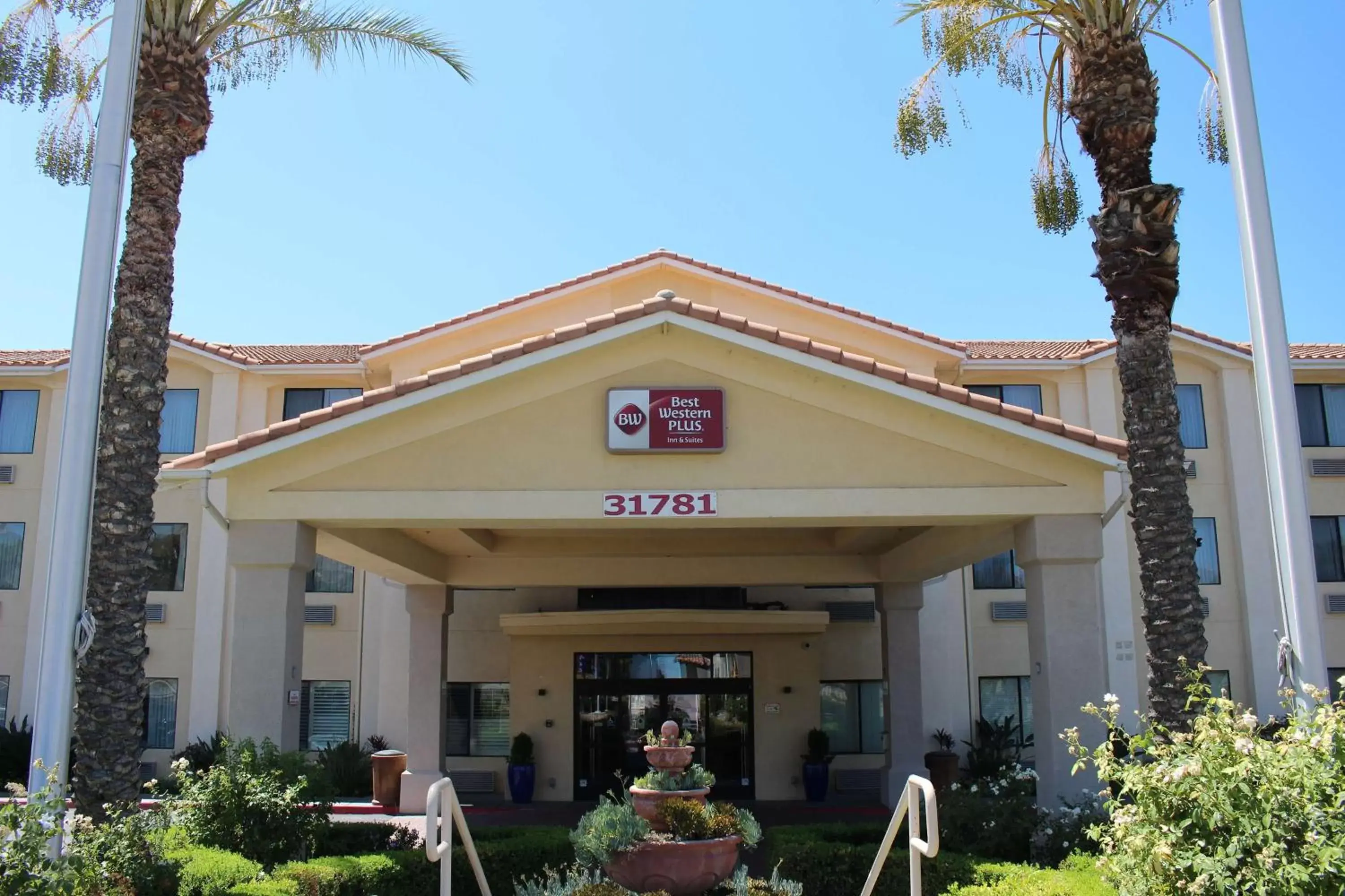 Property building in Best Western Plus Lake Elsinore Inn & Suites