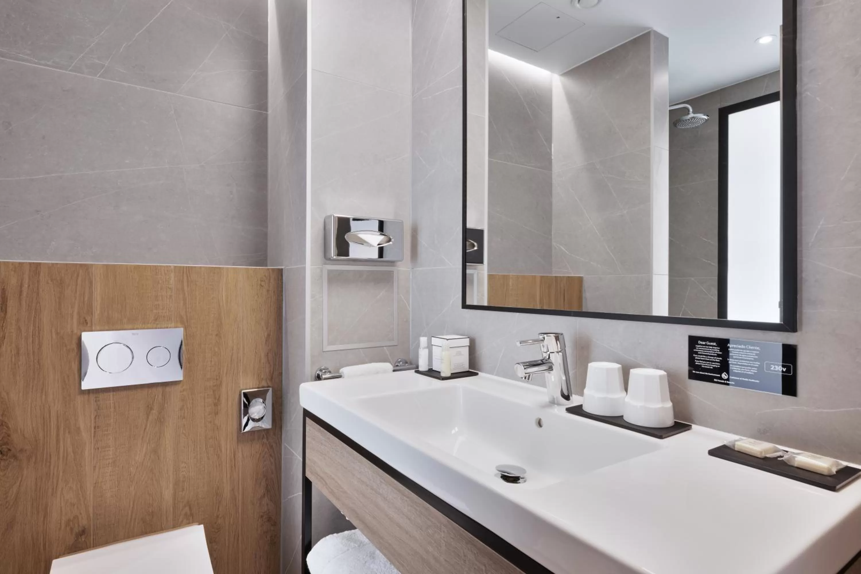 Bathroom in Riu Plaza London Victoria