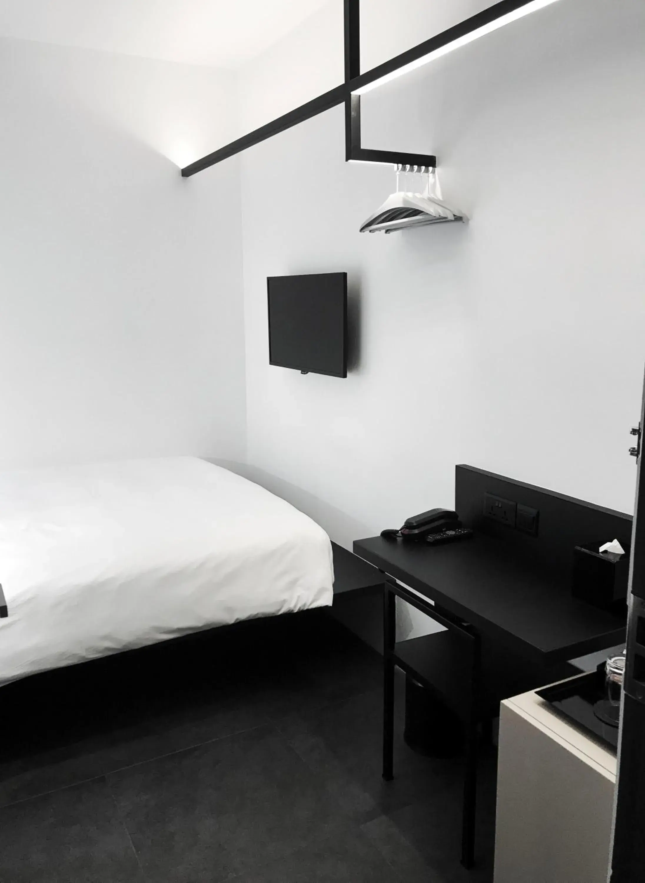 Bed, TV/Entertainment Center in Hotel Mono