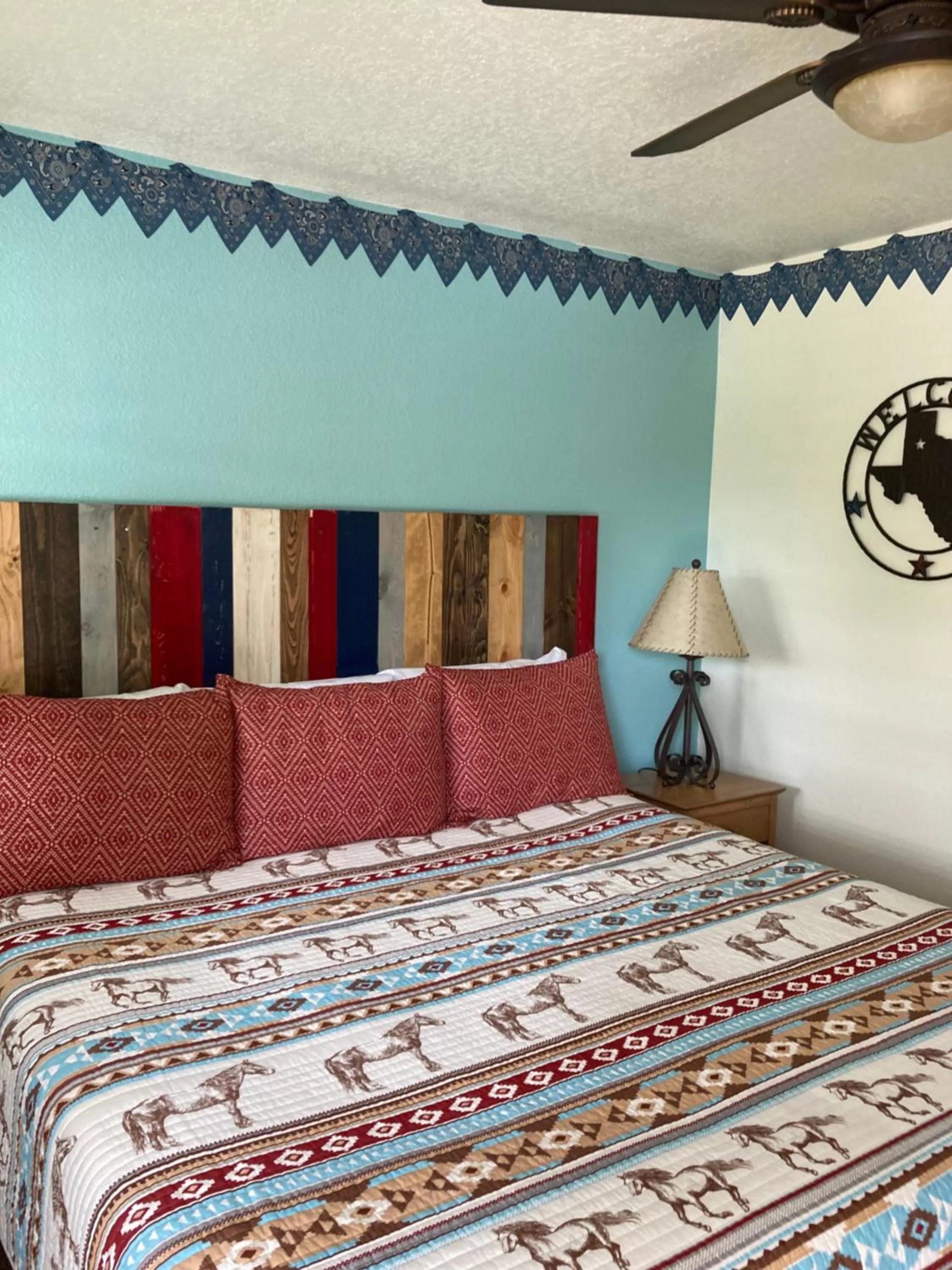 Bed in Horseshoe Riverside Lodge