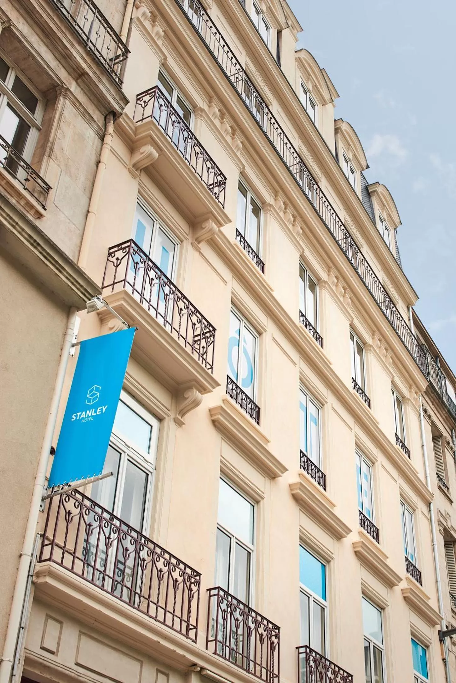Facade/entrance in Hôtel Stanley by HappyCulture
