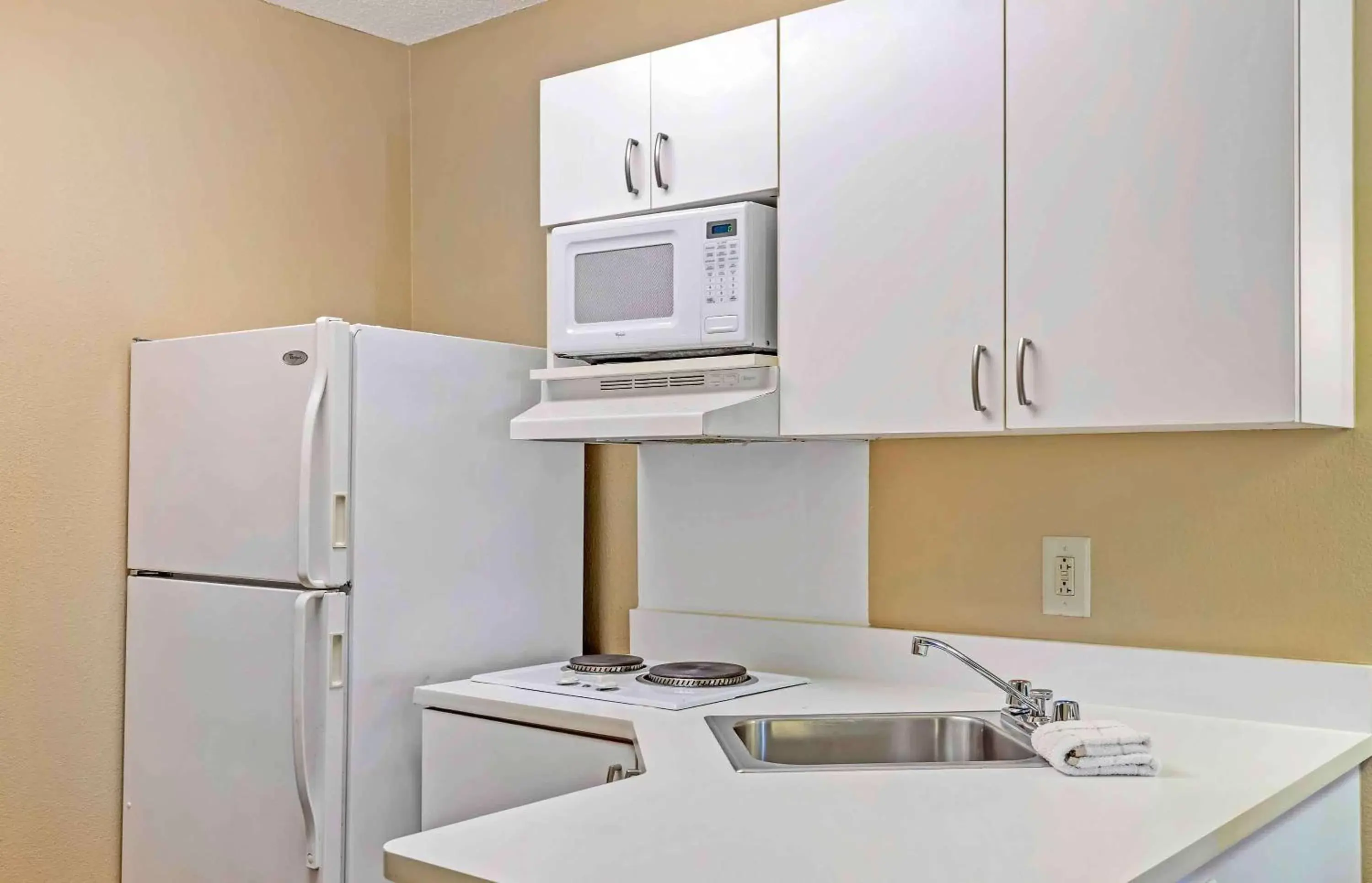 Bedroom, Kitchen/Kitchenette in Extended Stay America Suites - Jacksonville - Camp Lejeune