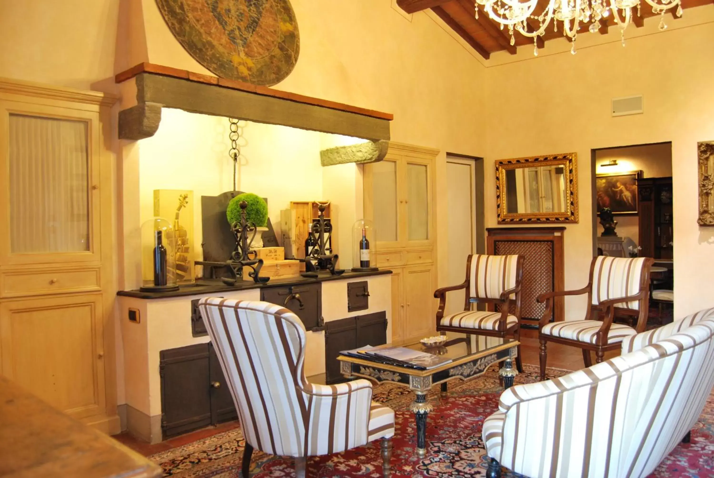 Communal lounge/ TV room in Villa Il Sasso - Dimora d'Epoca