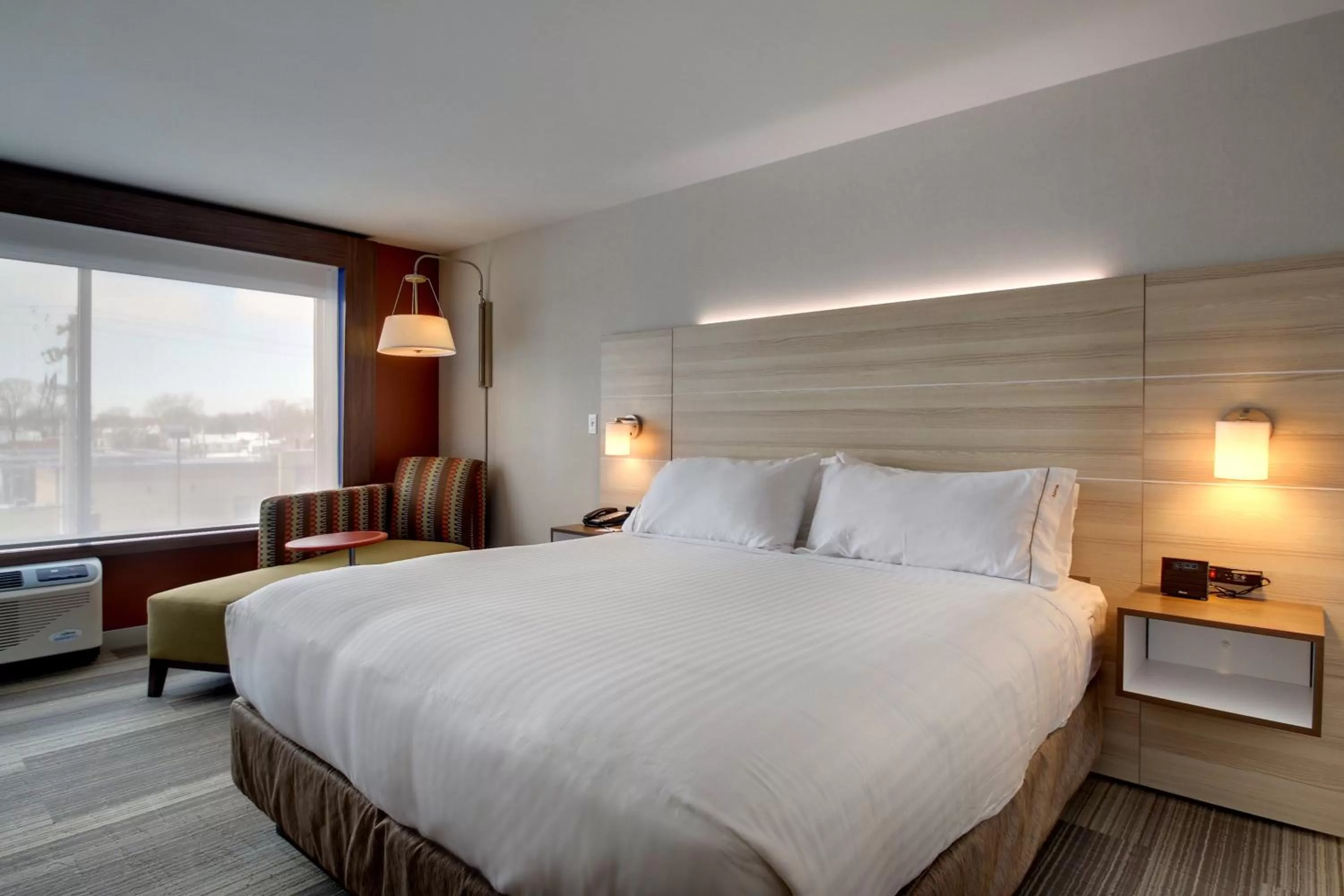 Photo of the whole room, Bed in Holiday Inn Express & Suites Galesburg by IHG