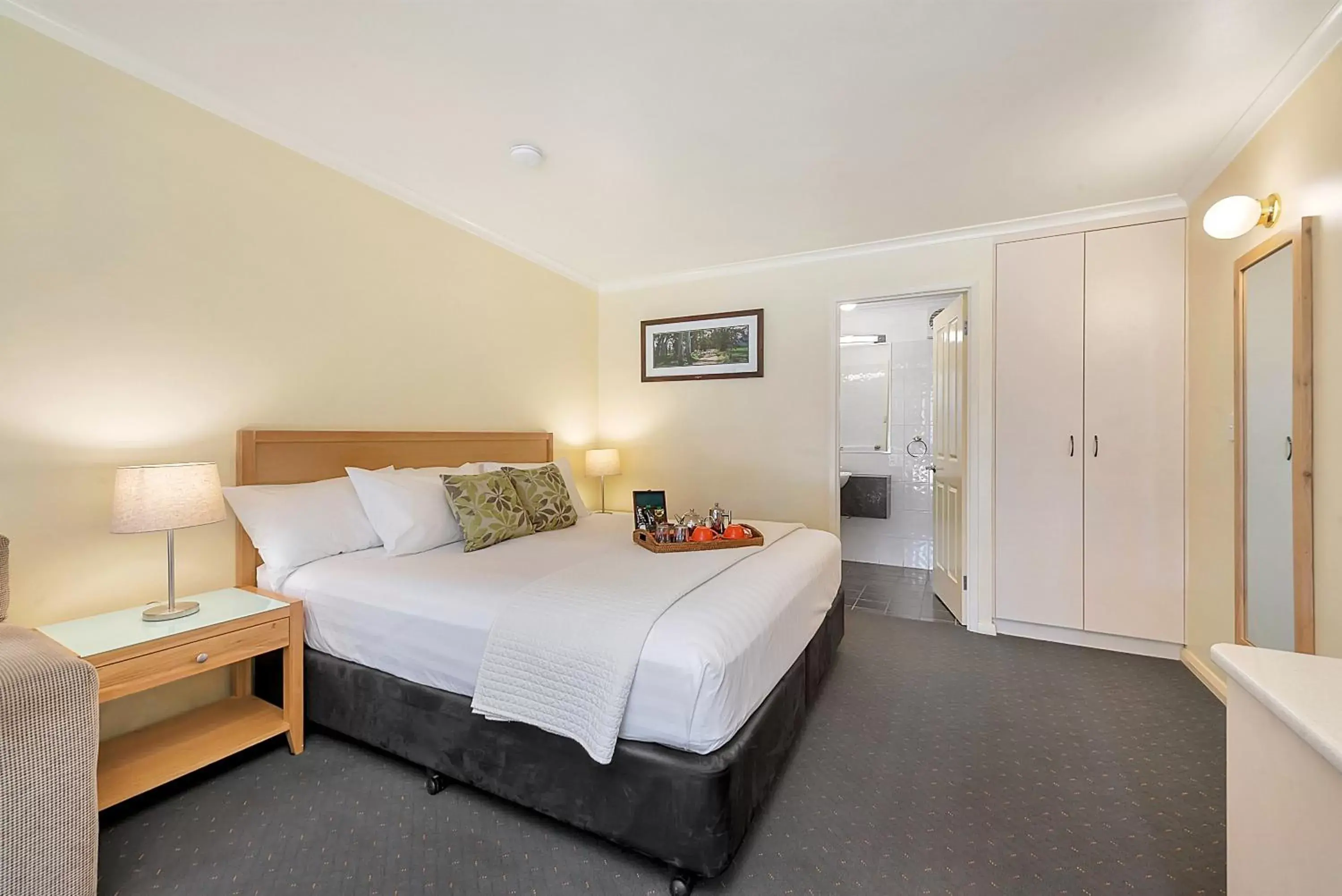Bedroom, Bed in Beechworth Motor Inn