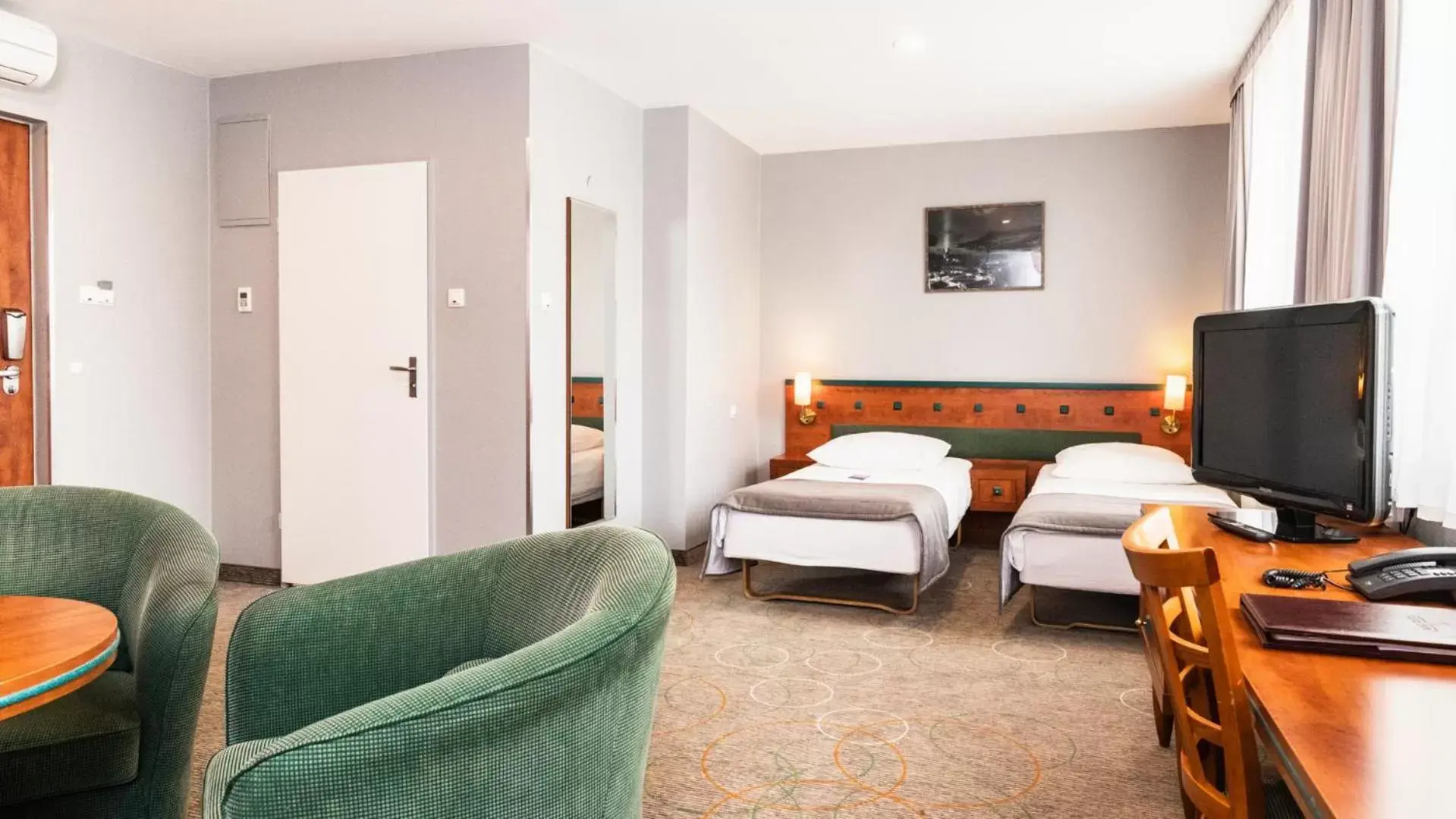 TV and multimedia, Bed in Qubus Hotel Głogów TV and multimedia, Bed in Qubus Hotel Głogów