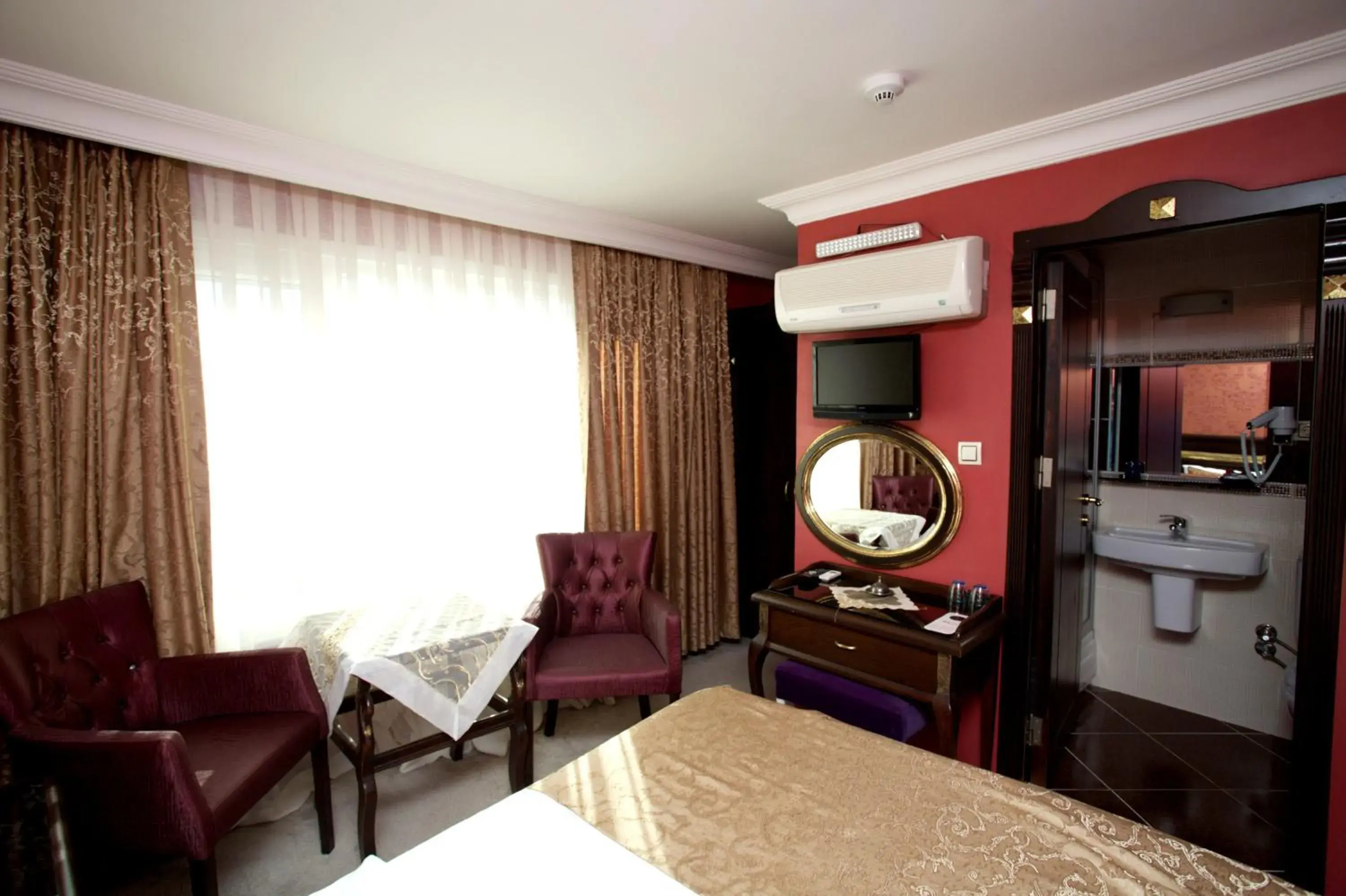Photo of the whole room, TV/Entertainment Center in Sultanahmet Park Hotel
