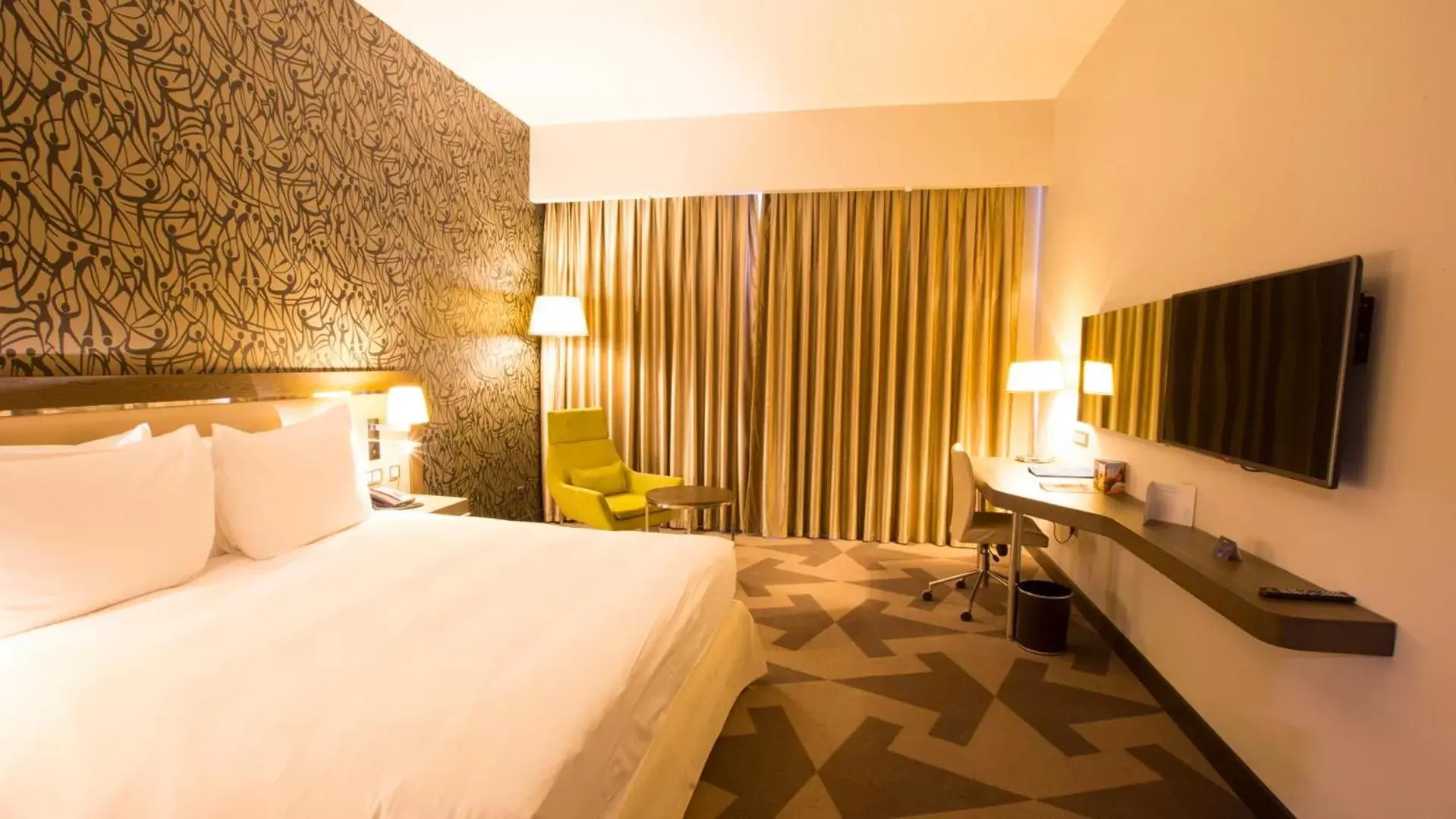 Bedroom, Bed in Radisson Blu Hotel, Abidjan Airport