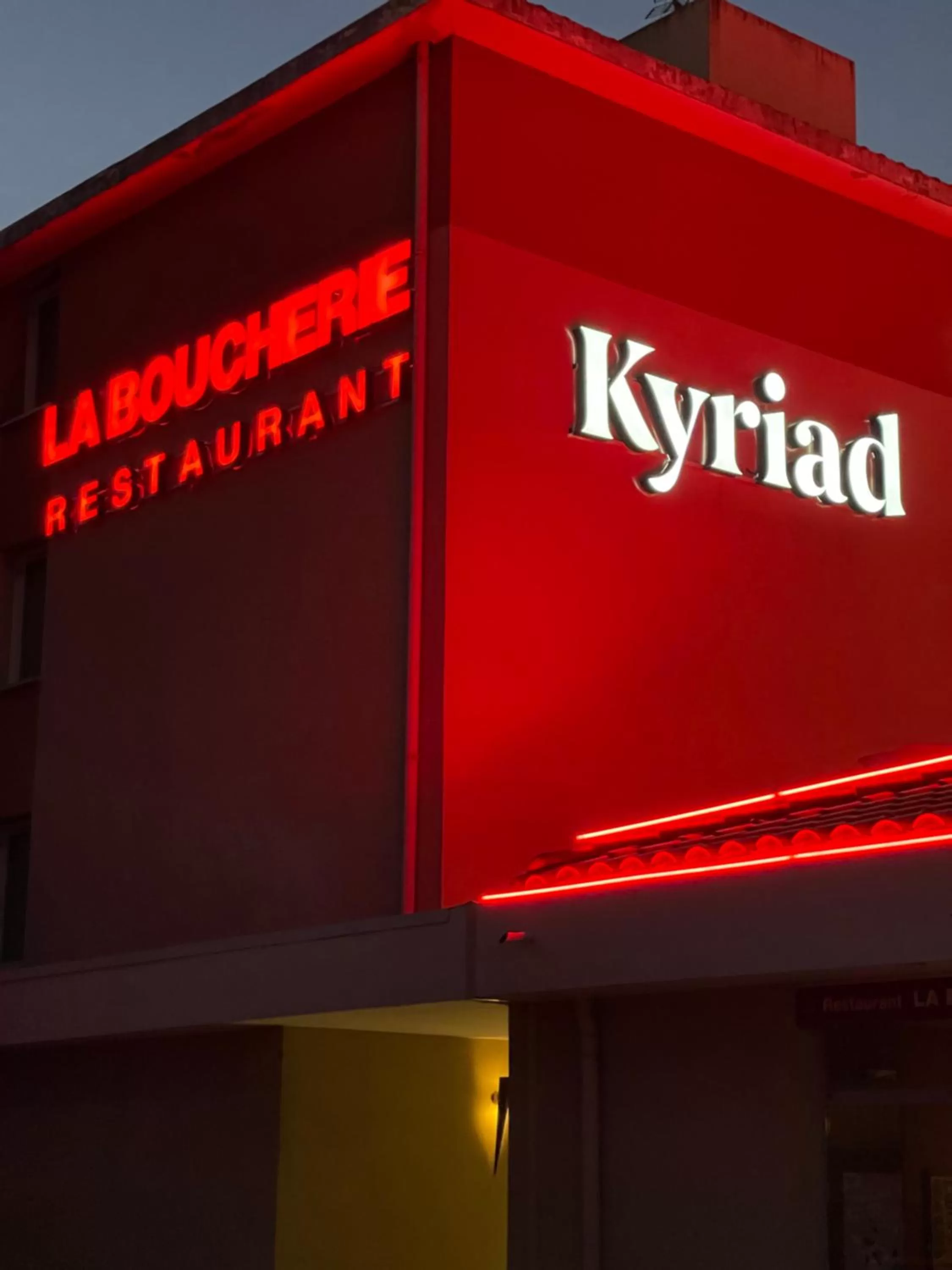 Facade/entrance in Kyriad Aix Les Milles - Plan de Campagne