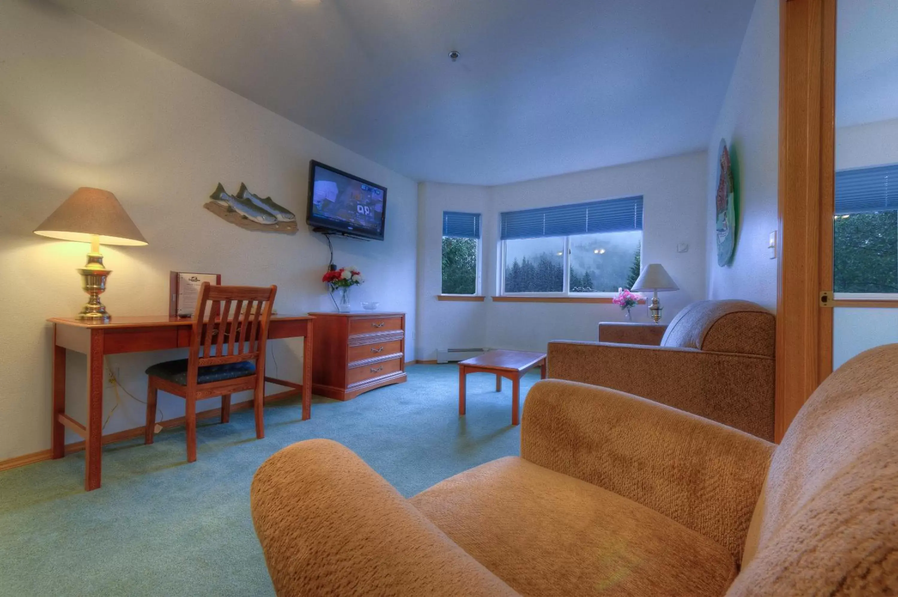 Living room, Seating Area in Frontier Suites Hotel in Juneau