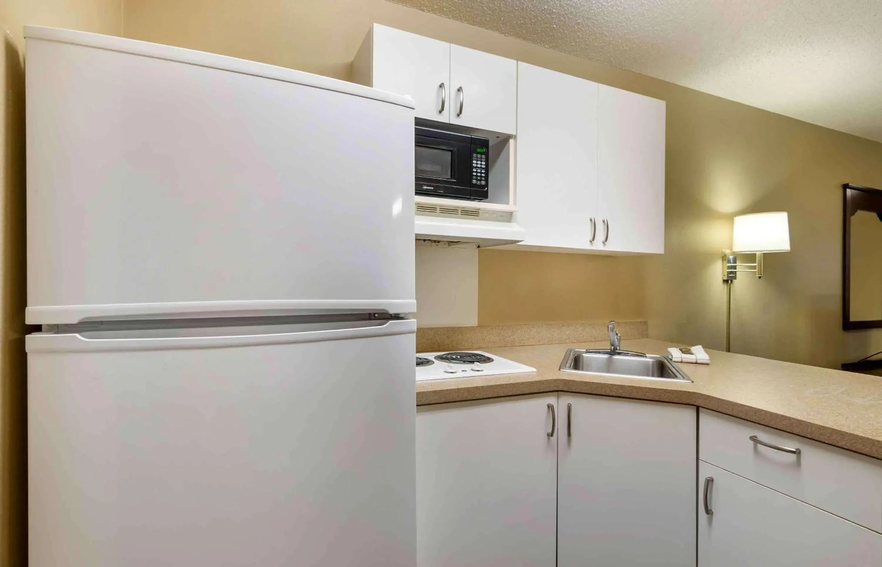 Bedroom, Kitchen/Kitchenette in Extended Stay America Suites - Kansas City - South