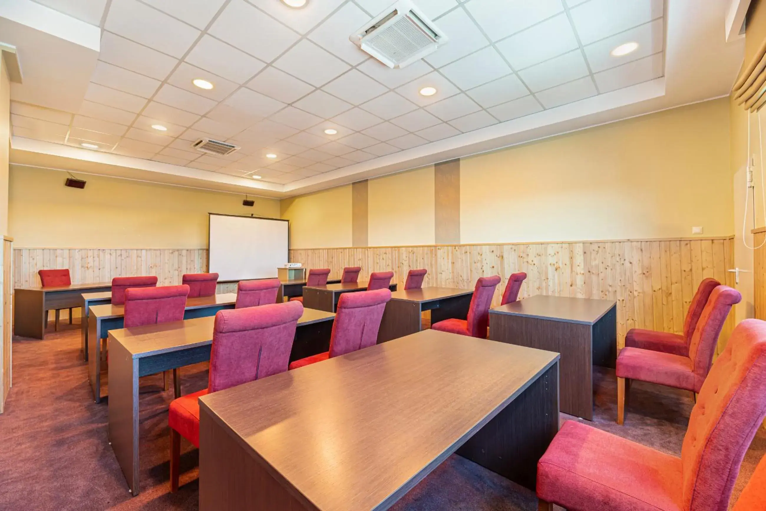 Meeting/conference room, Restaurant/Places to Eat in Vega Hotel