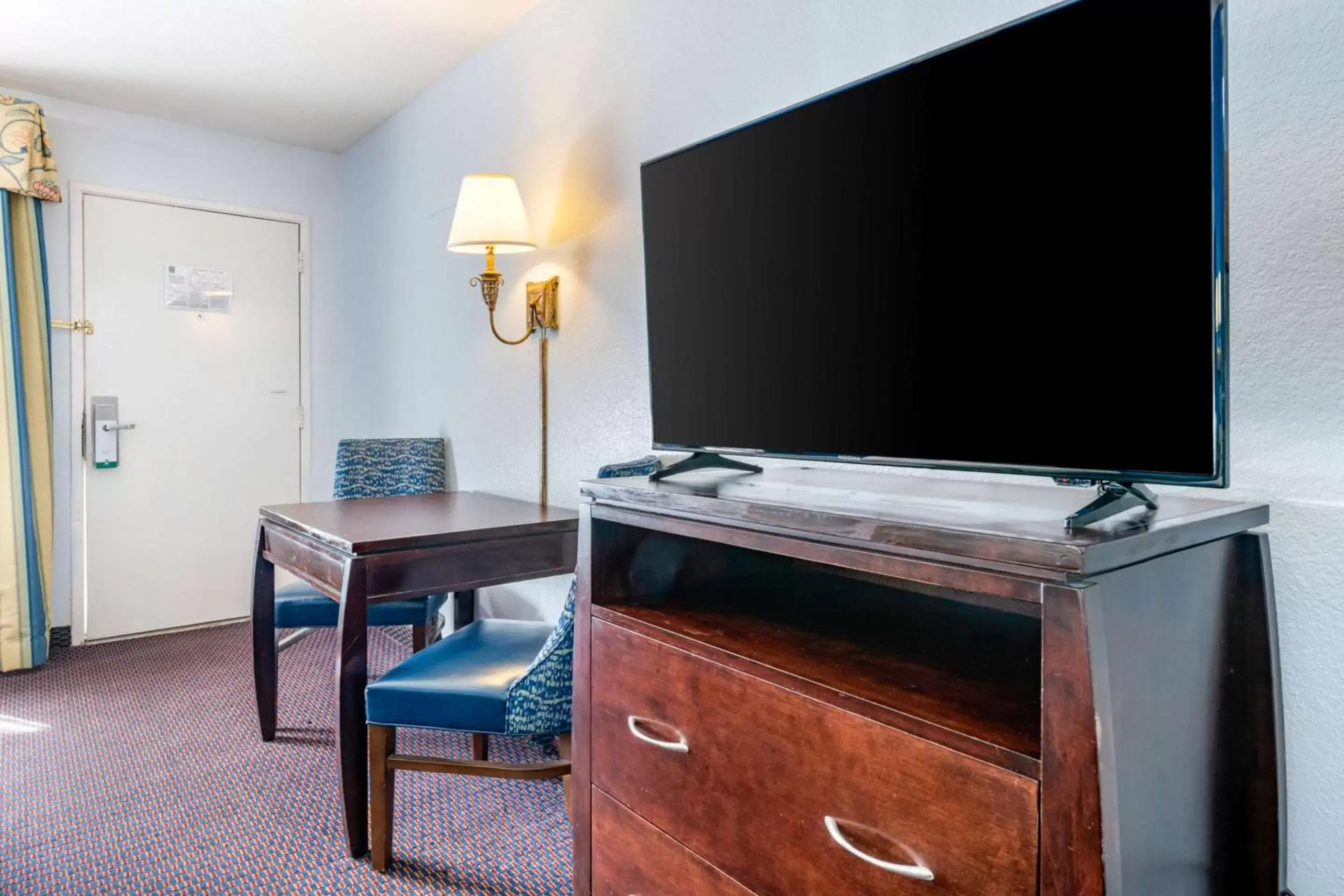 Photo of the whole room, TV/Entertainment Center in Quality Inn Sarasota North Near Lido Key Beach