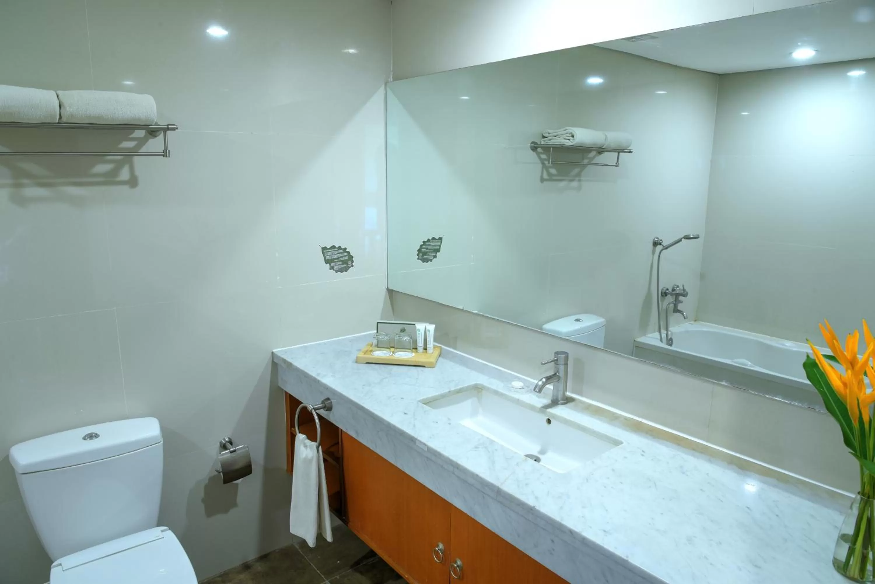 Bathroom in Oak Tree Emerald Hotel & Coventions Semarang