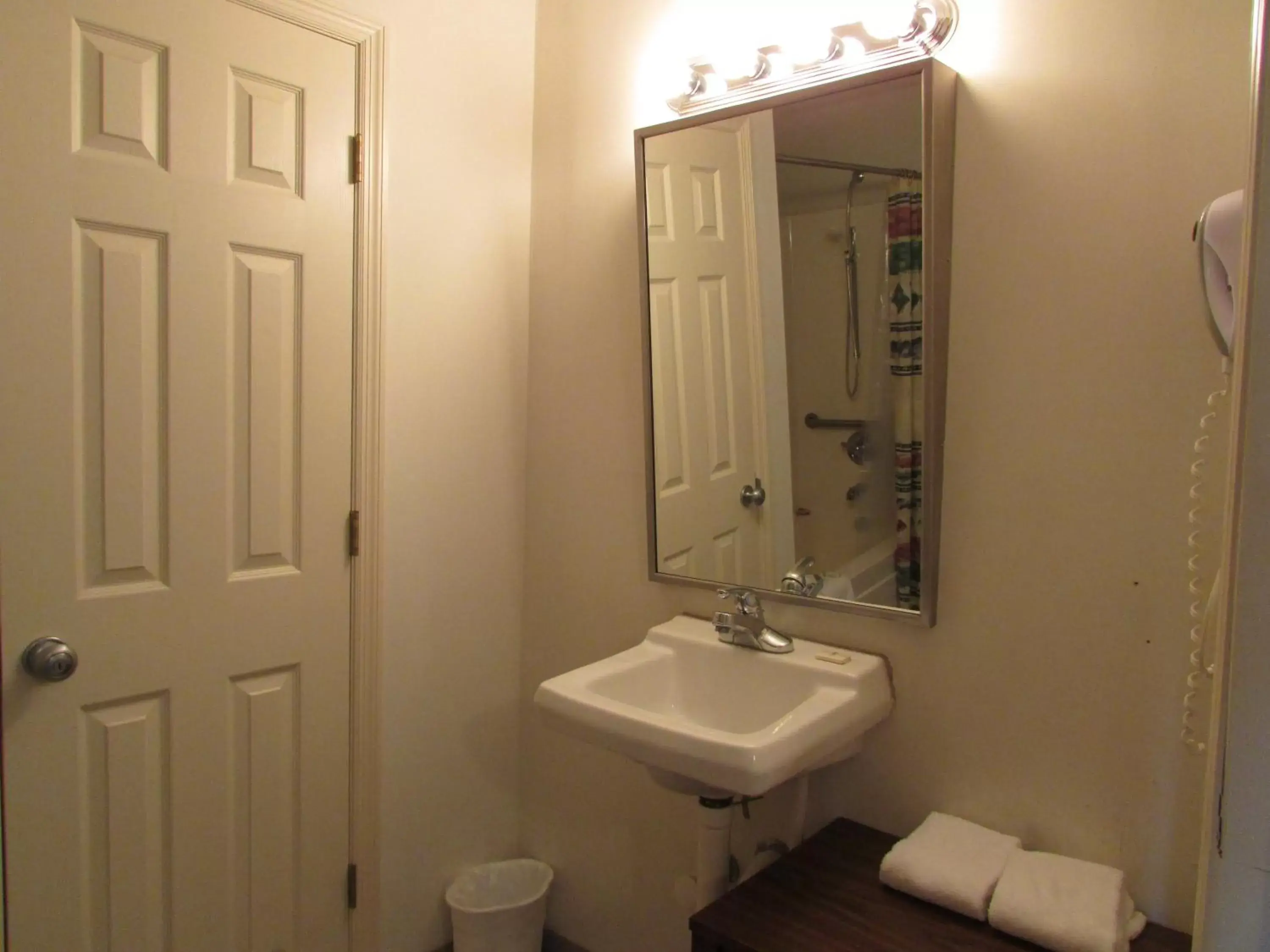 Bathroom in Douglas Inn & Suites, Blue Ridge, GA