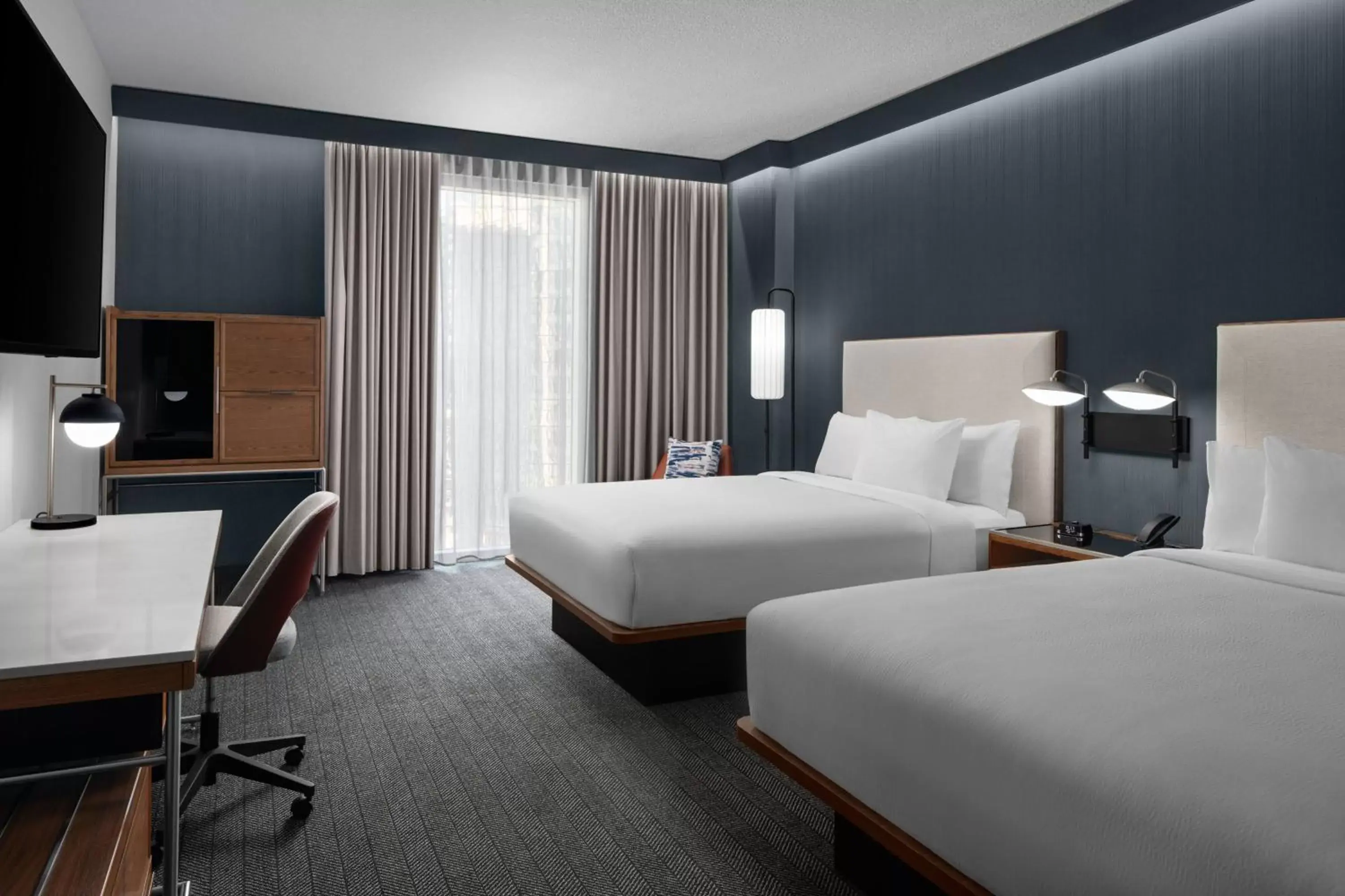 Photo of the whole room, Bed in Courtyard by Marriott Calgary Downtown