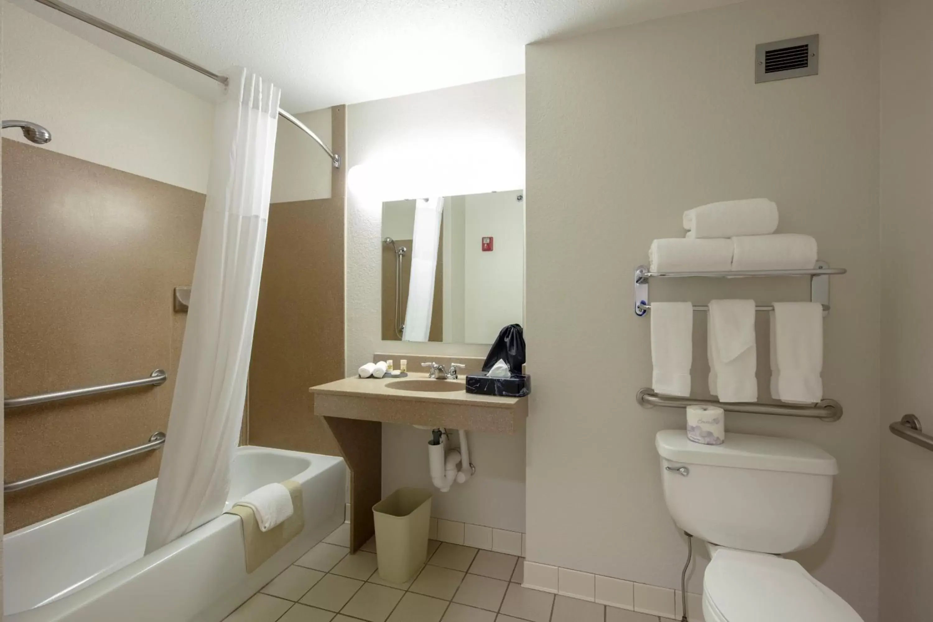 Bathroom in La Quinta by Wyndham Springfield Airport Plaza