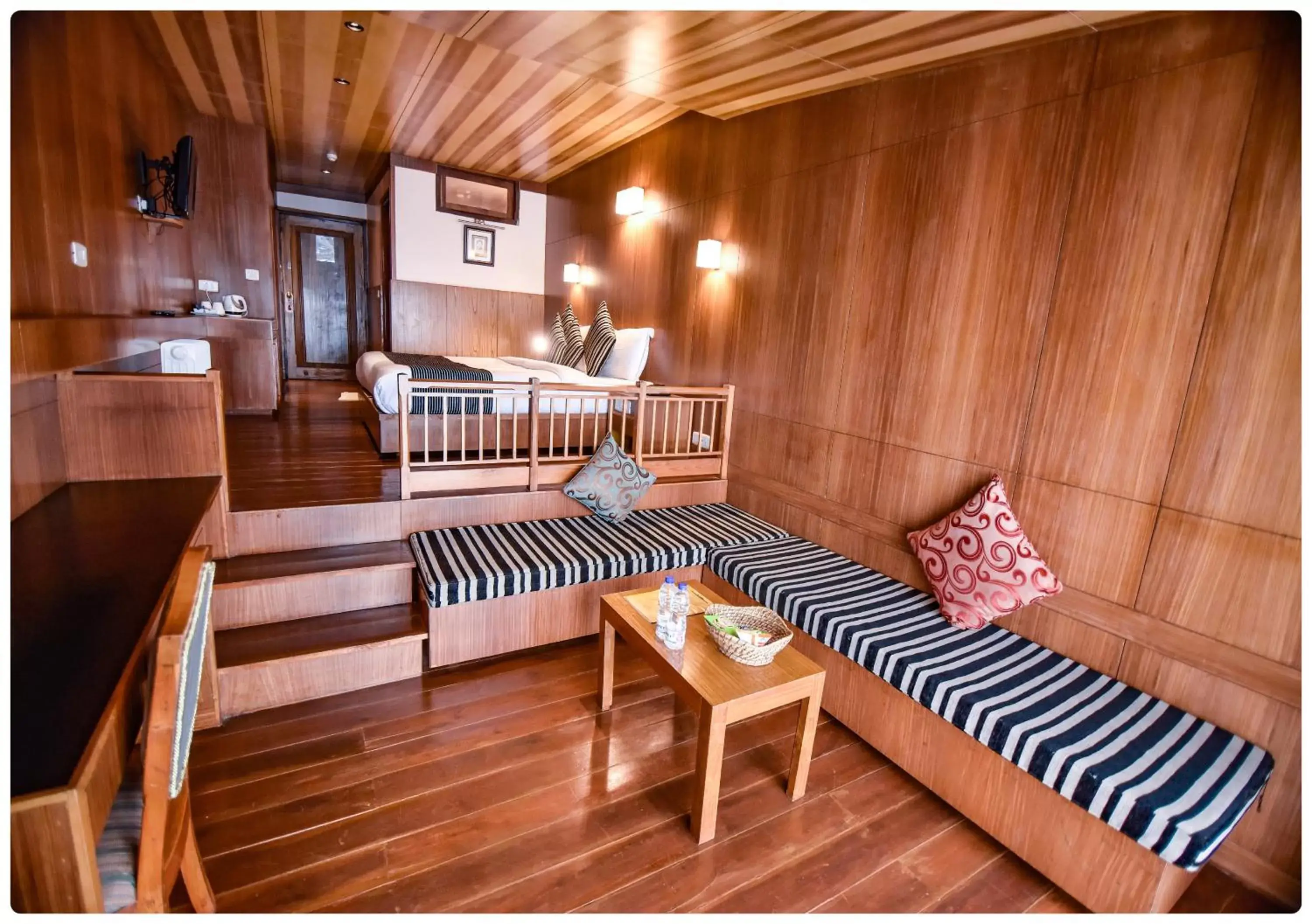 Deluxe Double Room in Cedar Inn Deluxe Double Room in Cedar Inn