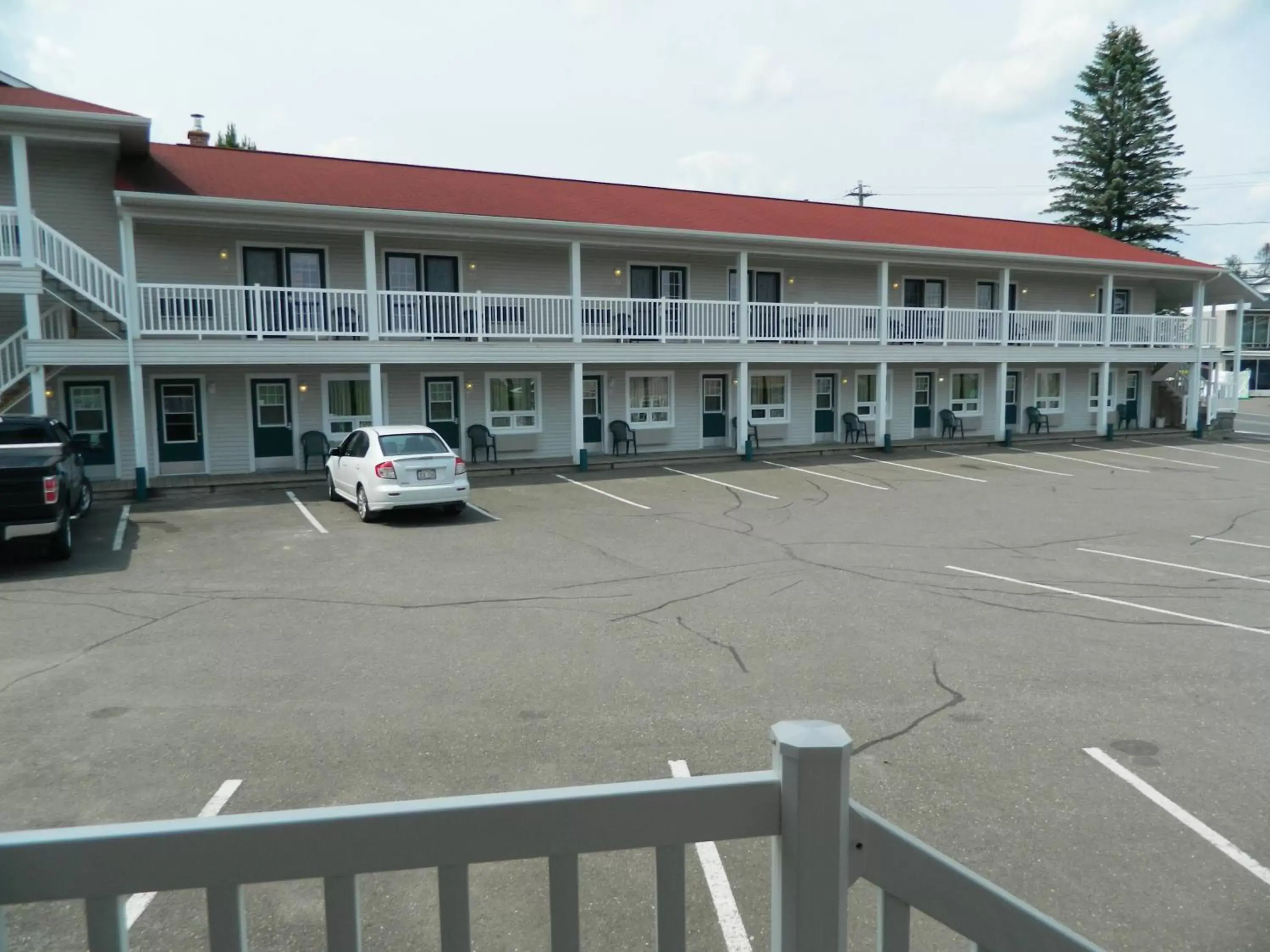 Property Building in Hilltop Motel & Restaurant