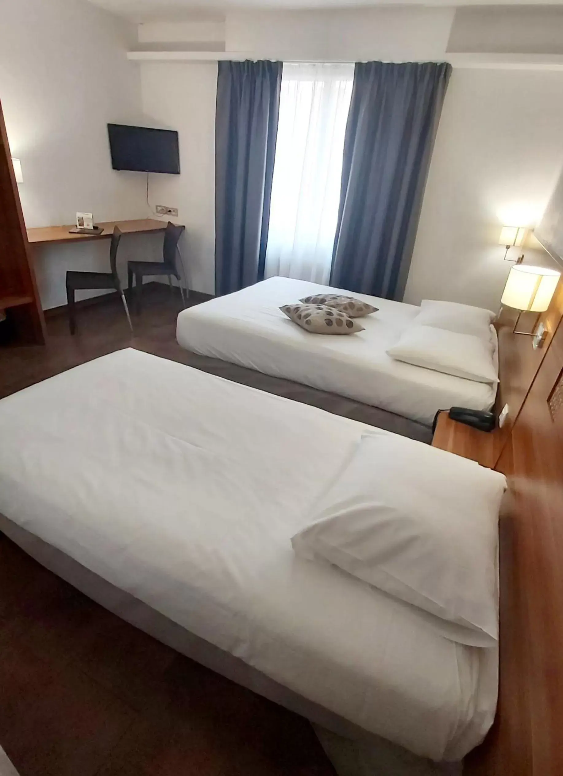 Photo of the whole room, Bed in The Originals Access, Hôtel Colmar Gare (P'tit Dej-Hotel)