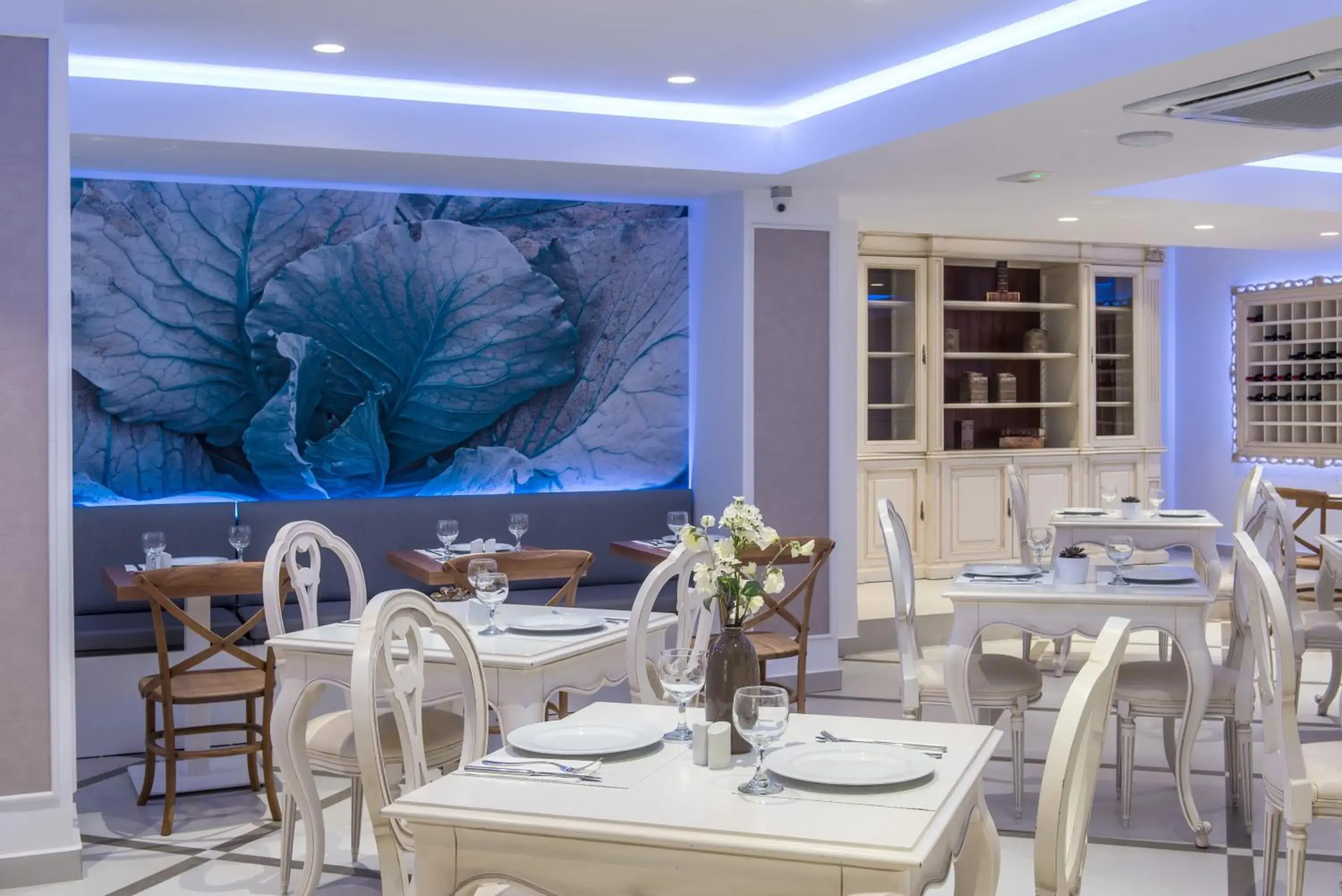Restaurant/Places to Eat in Mari Kristin Beach Hotel