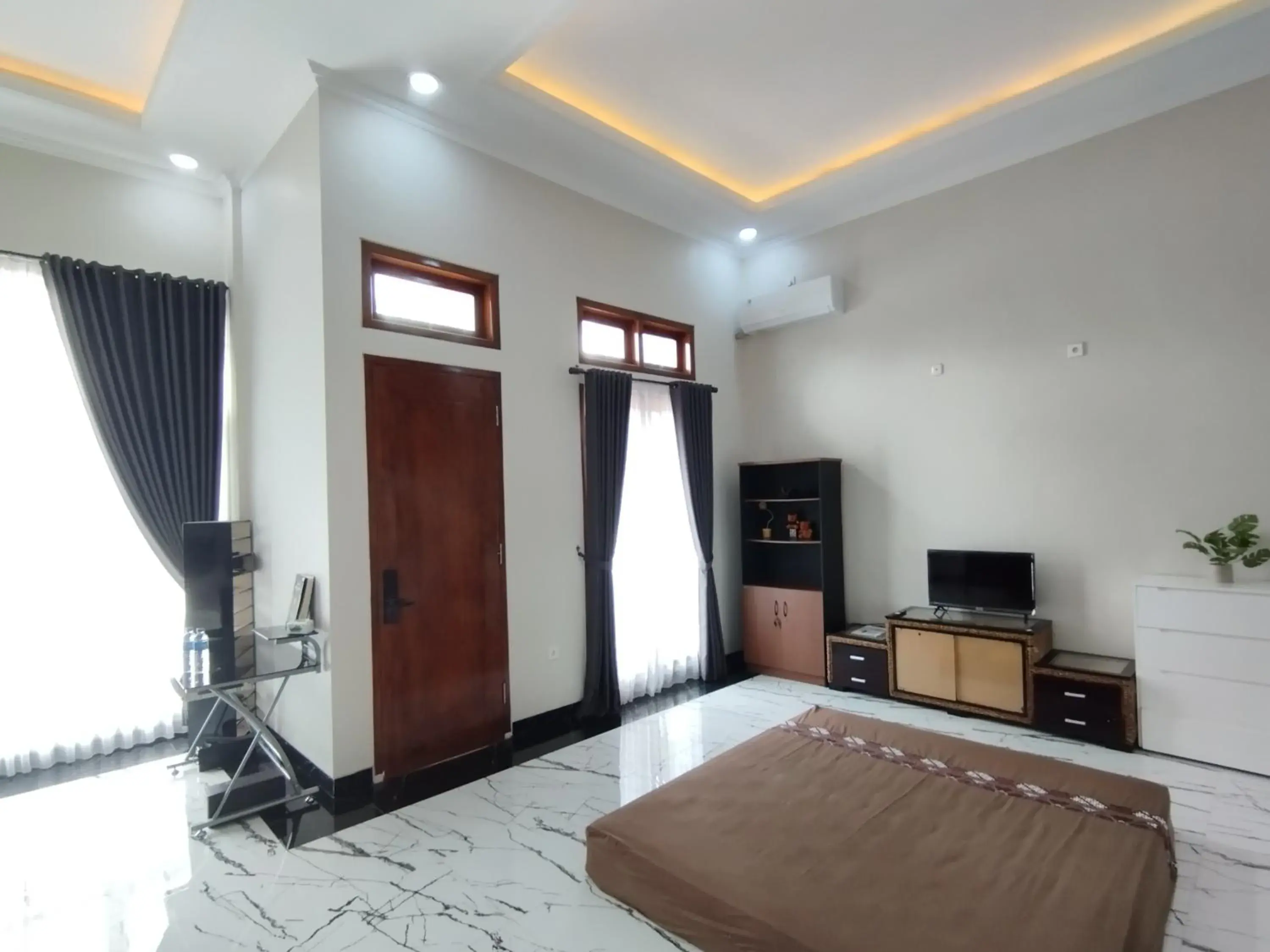 Bed, TV/Entertainment Center in Saira Hotel dan Homestay Syariah