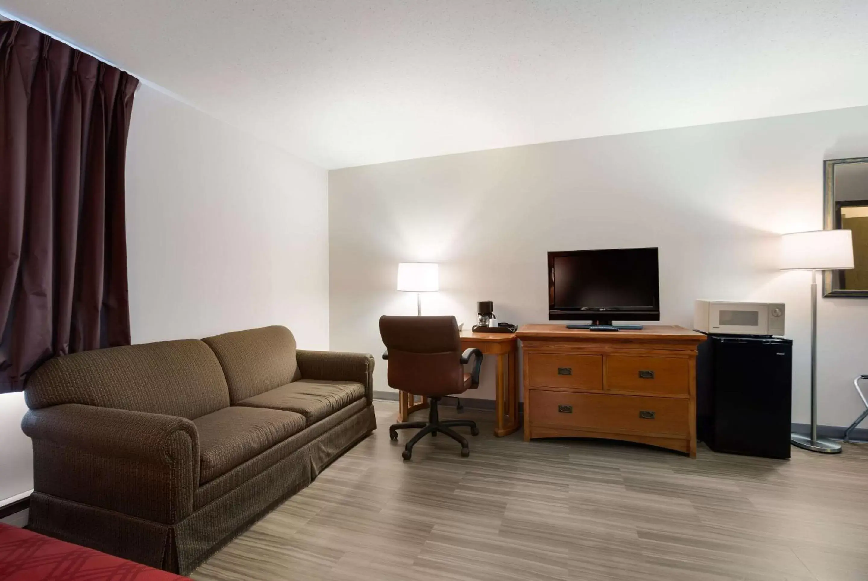 Photo of the whole room, TV/Entertainment Center in Econo Lodge Inn & Suites