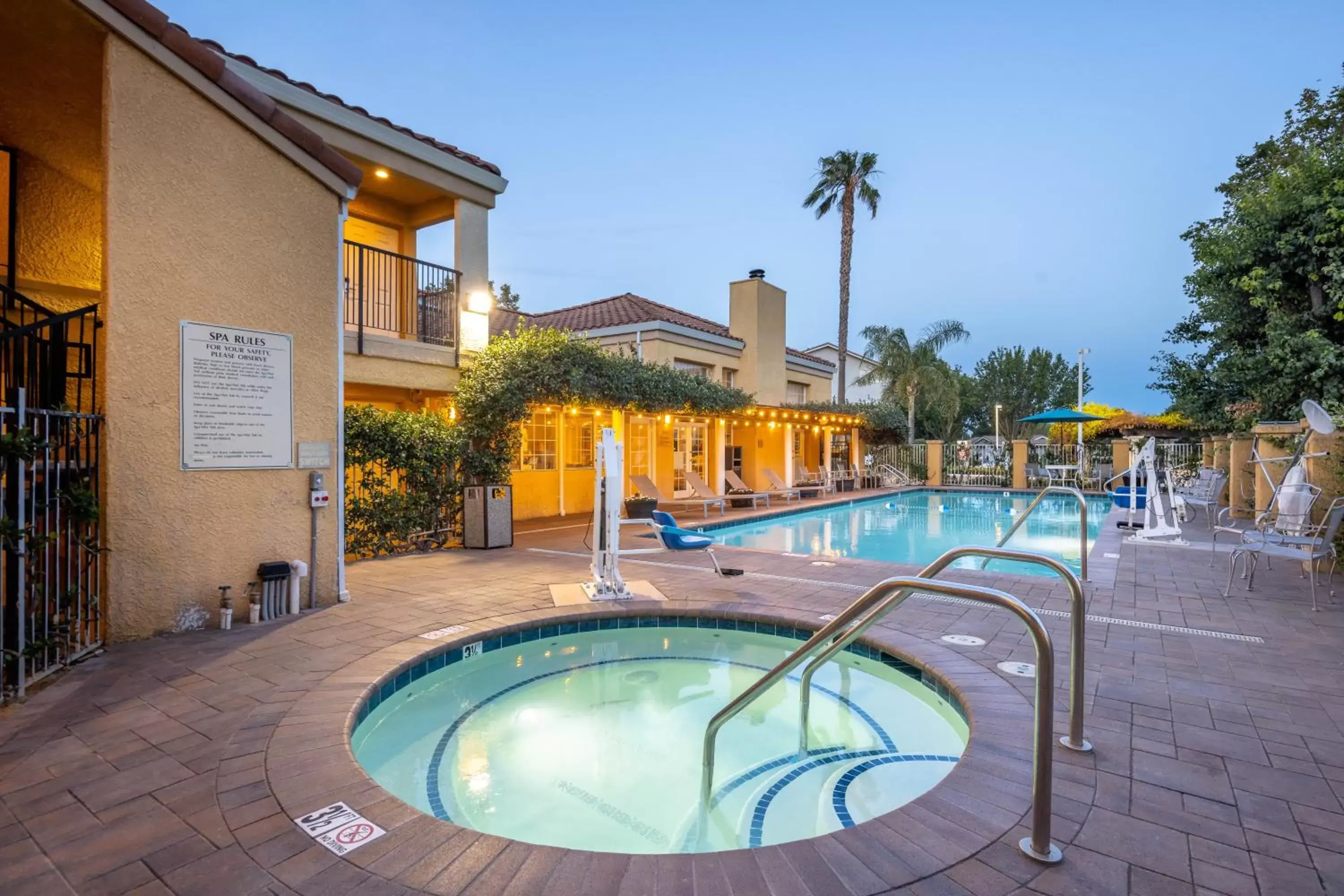 Swimming pool in Best Western Plus Dixon Davis Swimming pool in Best Western Plus Dixon Davis