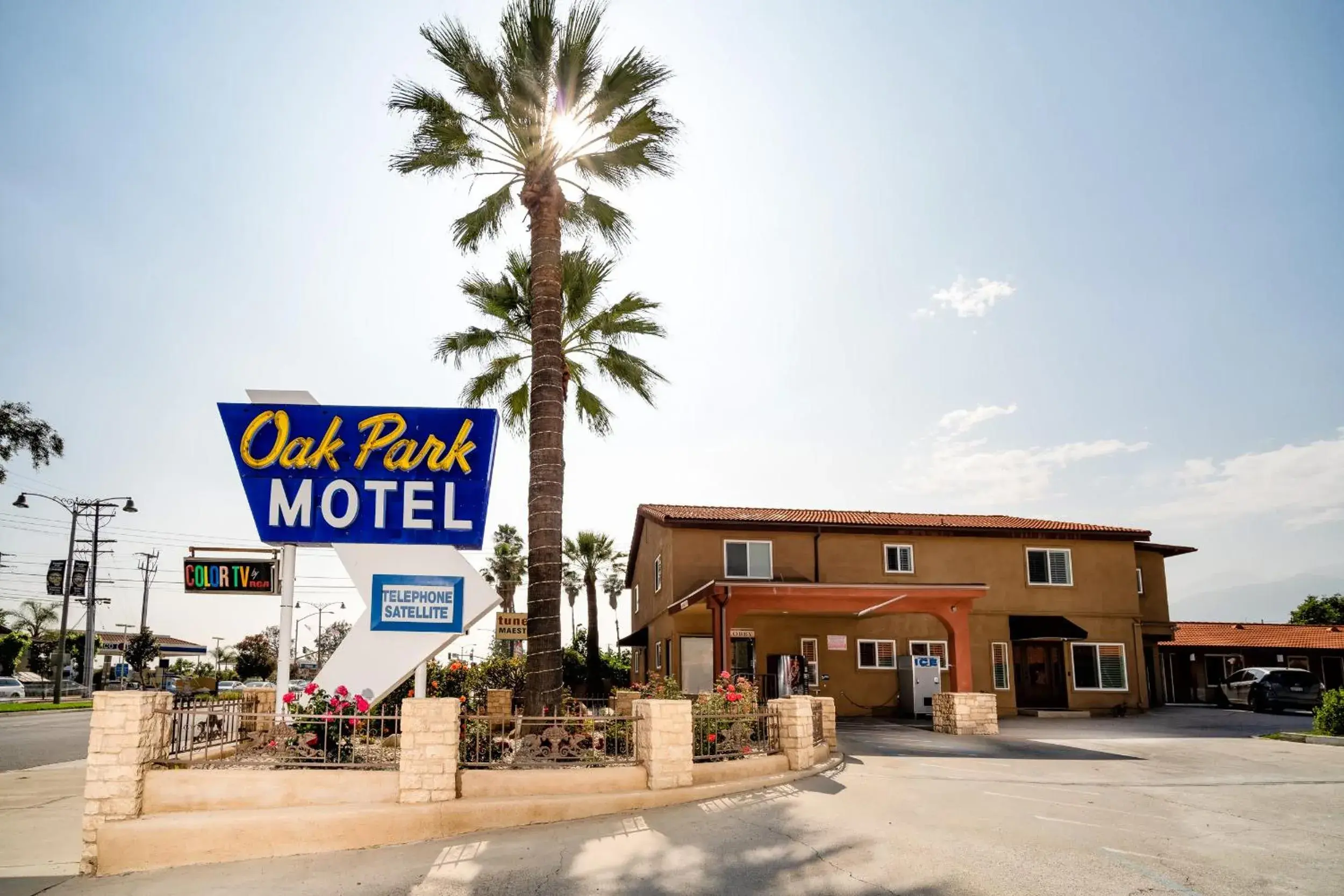 Property Building in Oak Park Motel