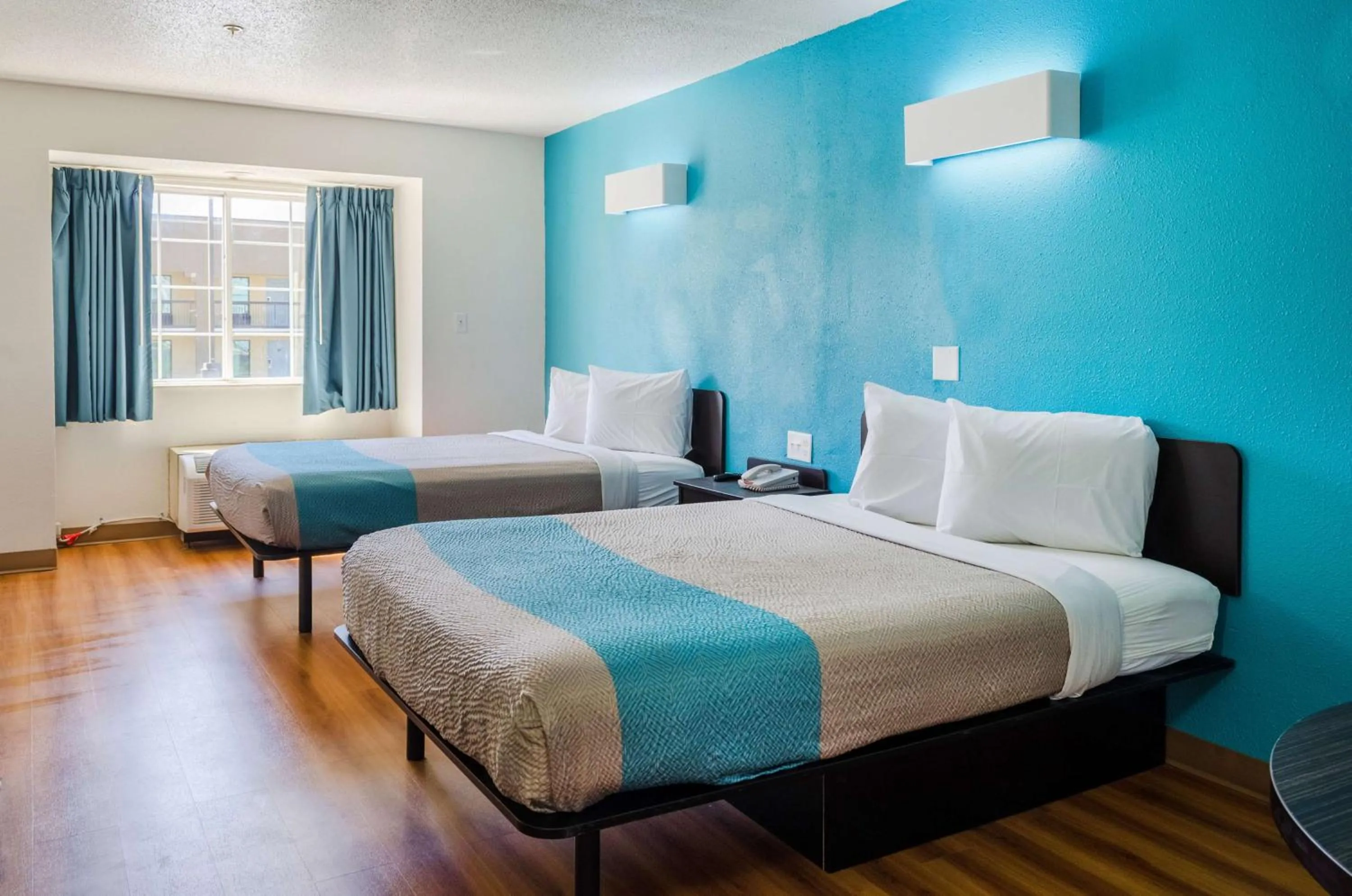 Photo of the whole room, Bed in Motel 6-Mobile, AL