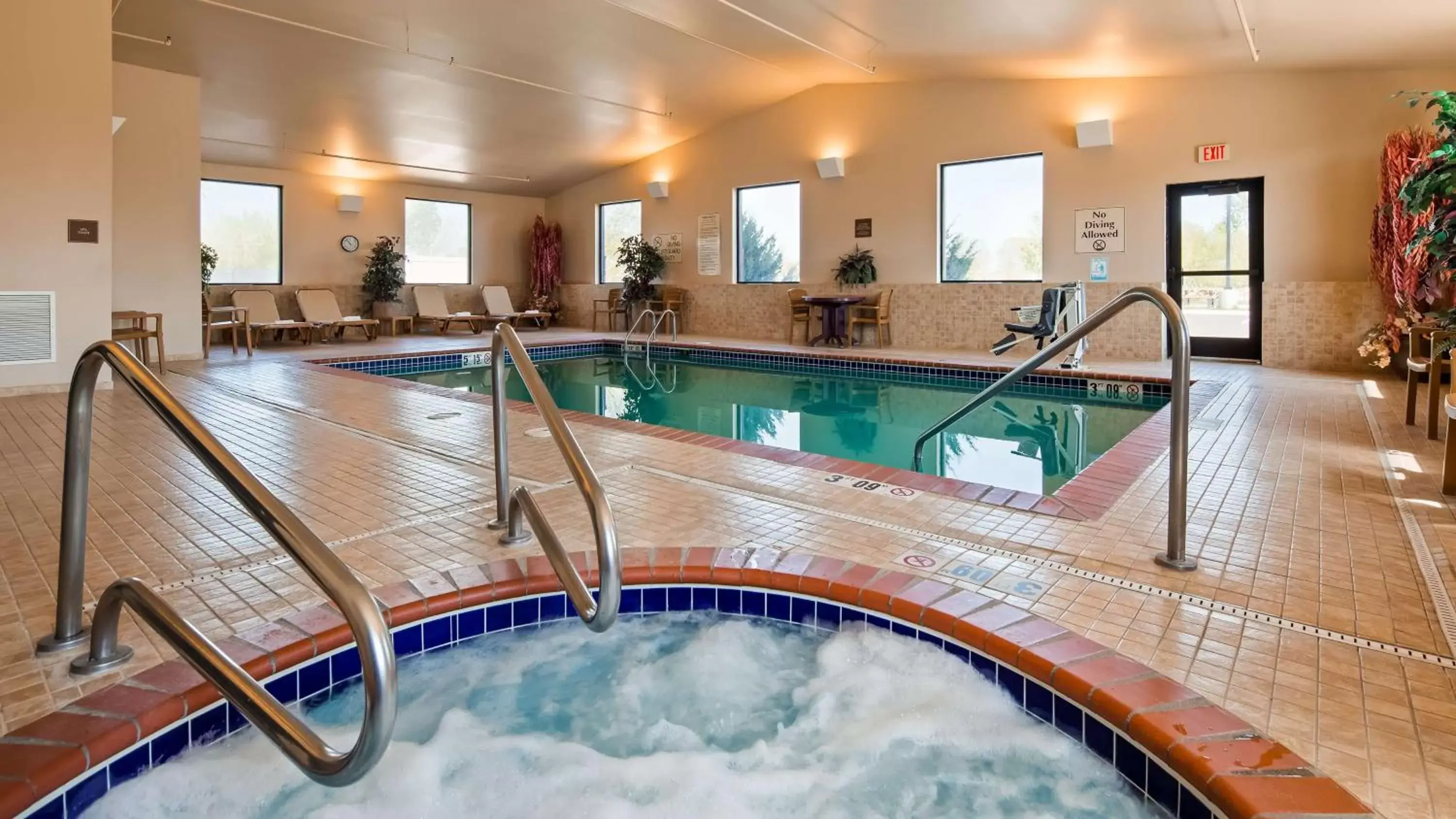 On site, Swimming Pool in Best Western Golden Prairie Inn and Suites
