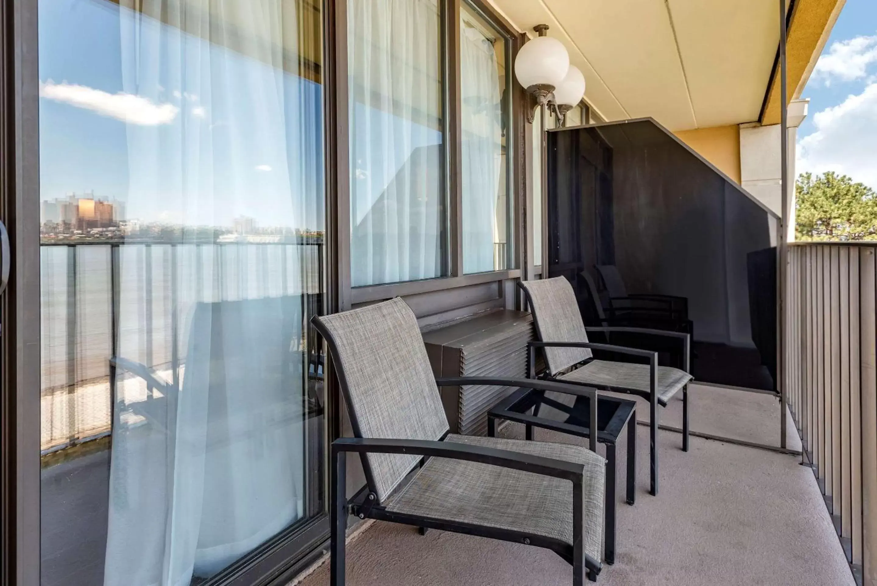 Photo of the whole room in Comfort Inn Edgewater on Hudson River