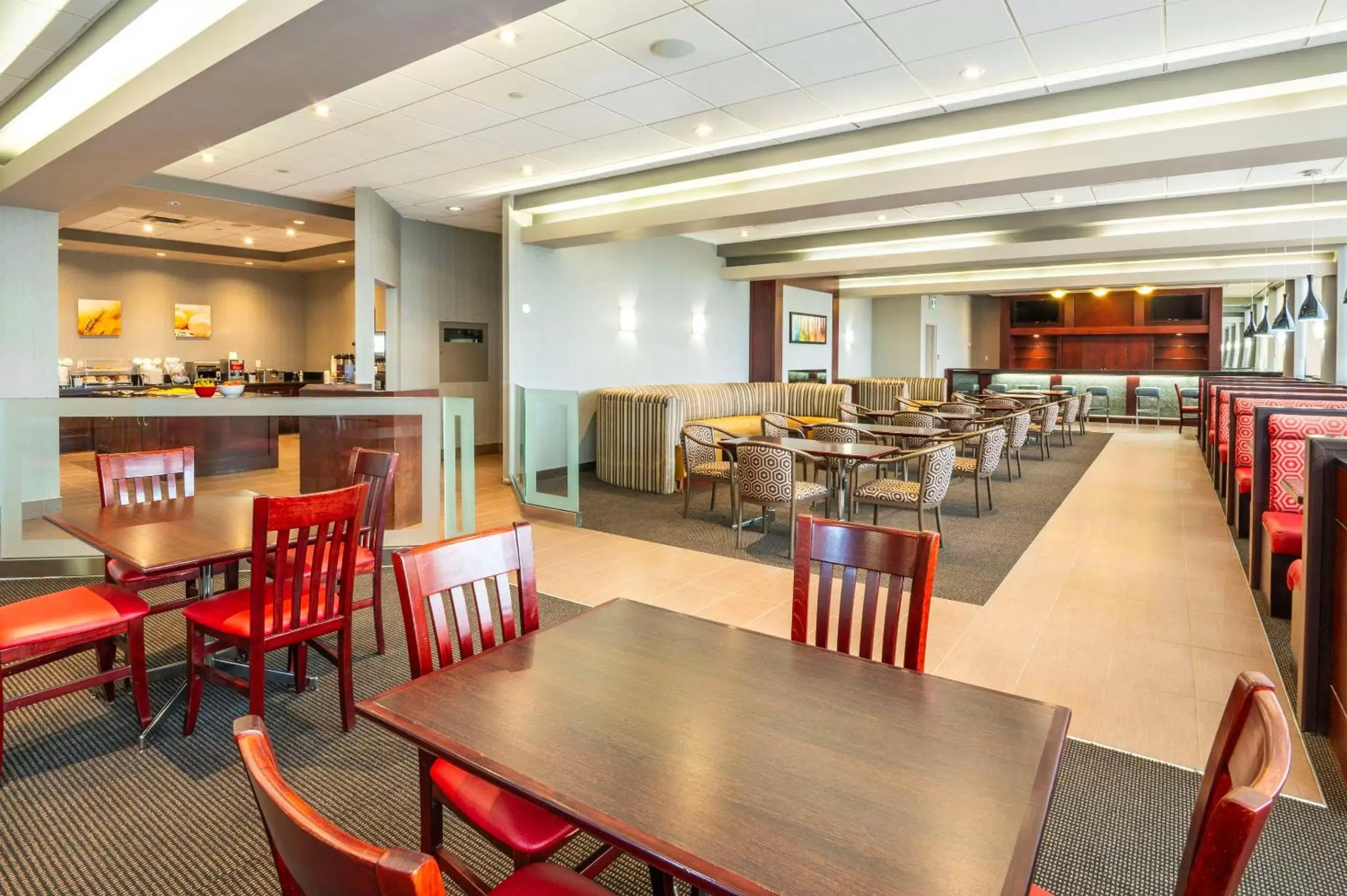 Breakfast, Restaurant/Places to Eat in Comfort Inn & Conference Centre Toronto Airport