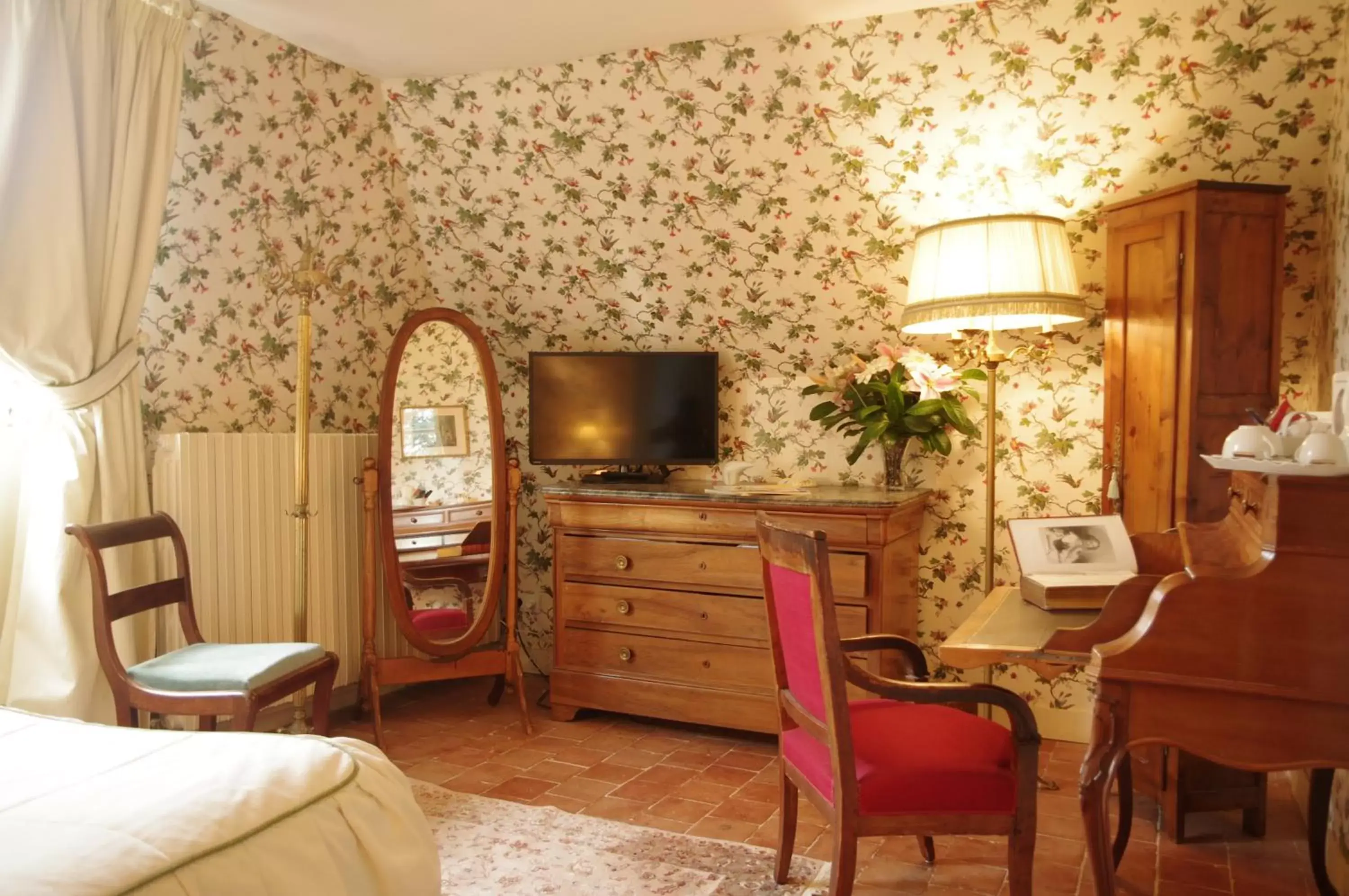 Bed, TV/Entertainment Center in Domaine De Chatenay - Le Mans