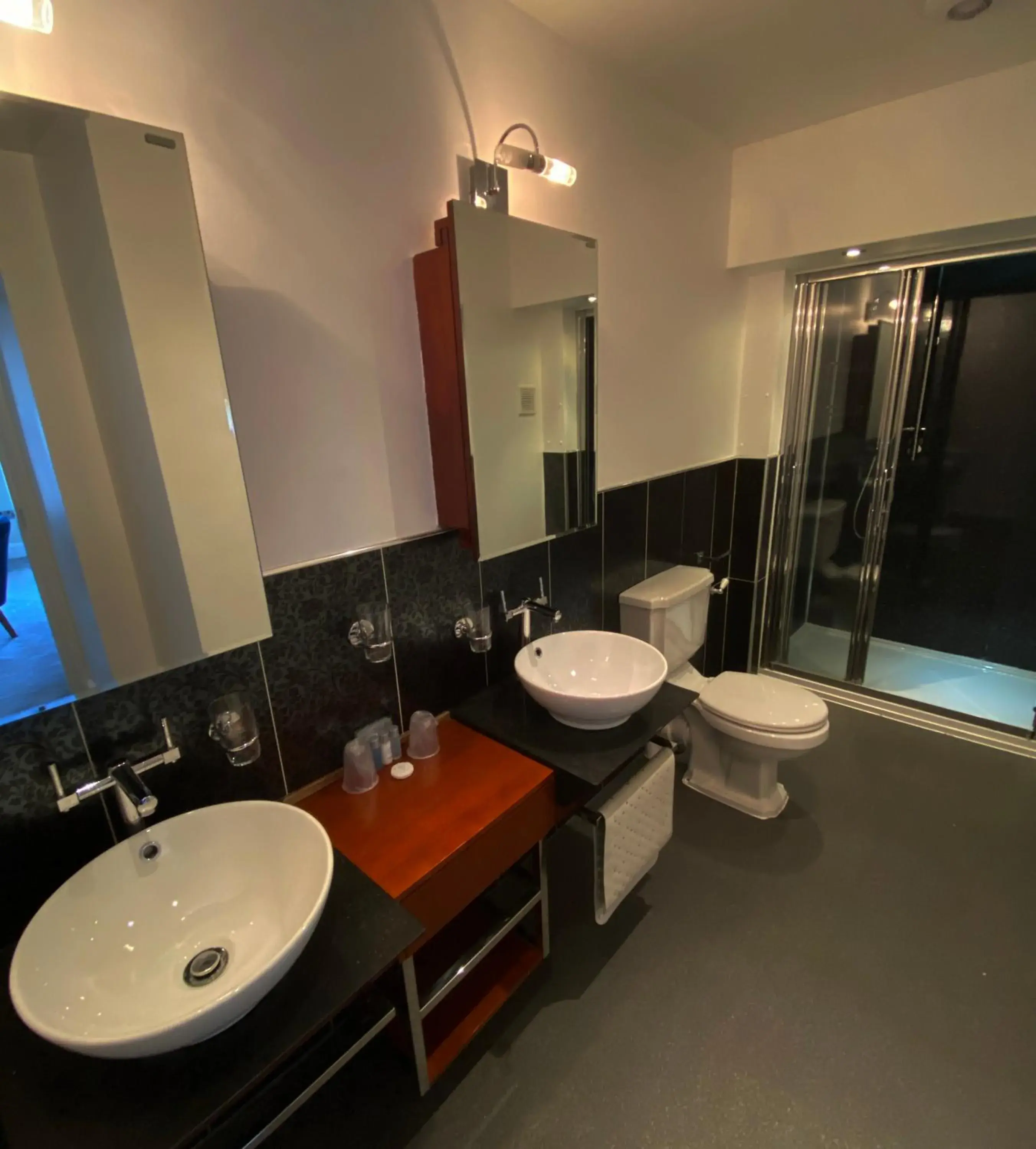 Bathroom in Aberdunant Hall Country Hotel