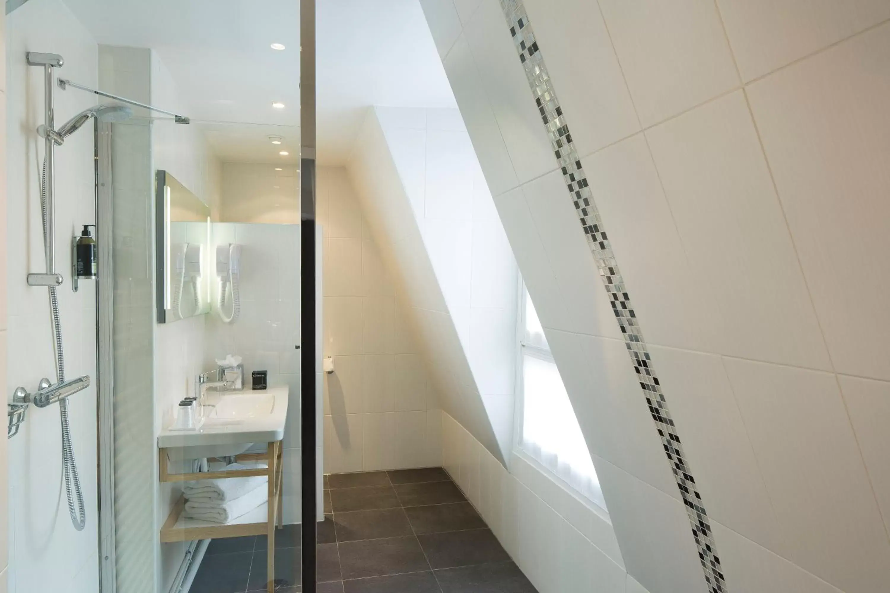 Shower, Bathroom in Hôtel Albert 1er