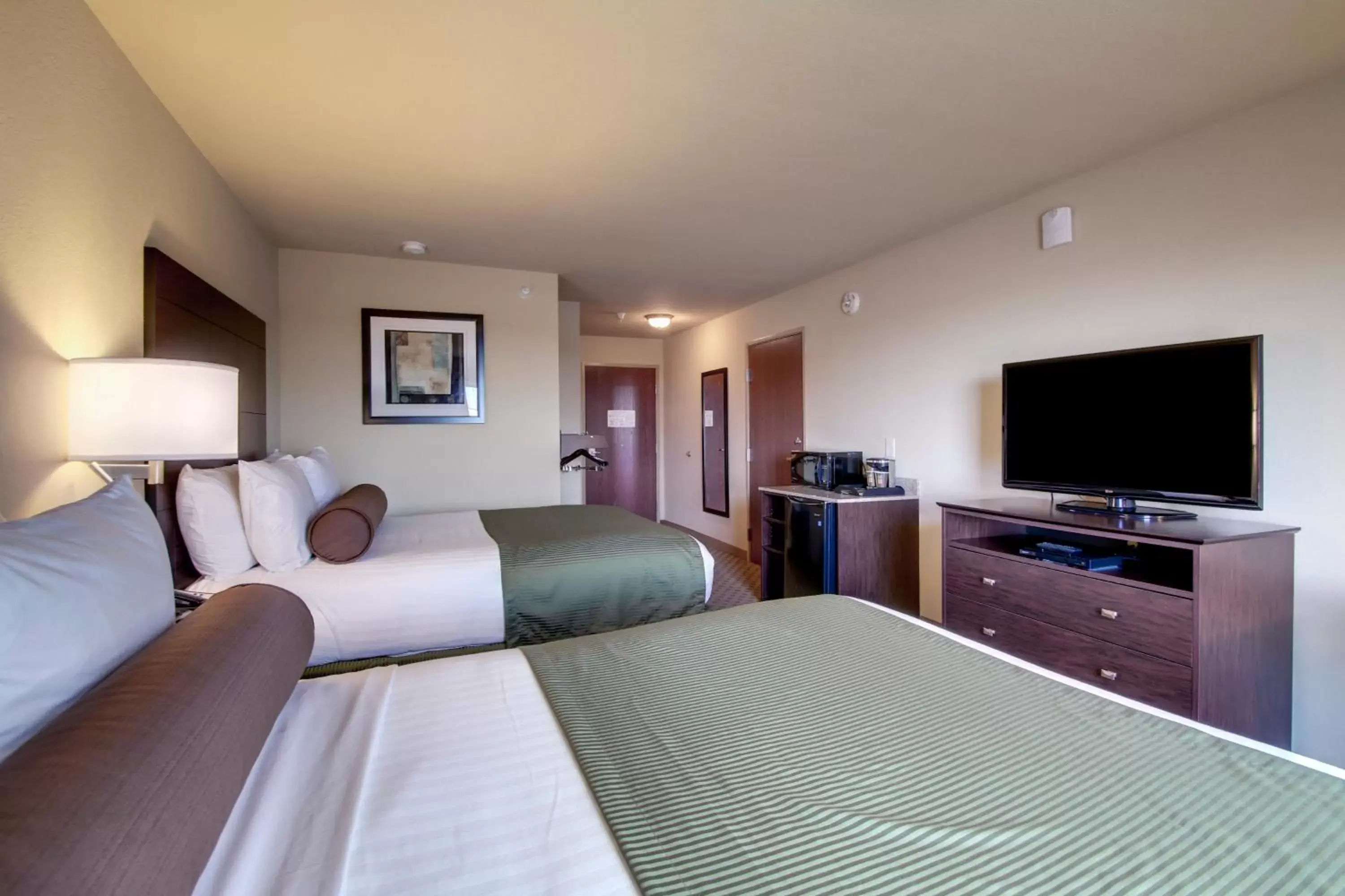 Bedroom, TV/Entertainment Center in Cobblestone Inn & Suites - Avoca