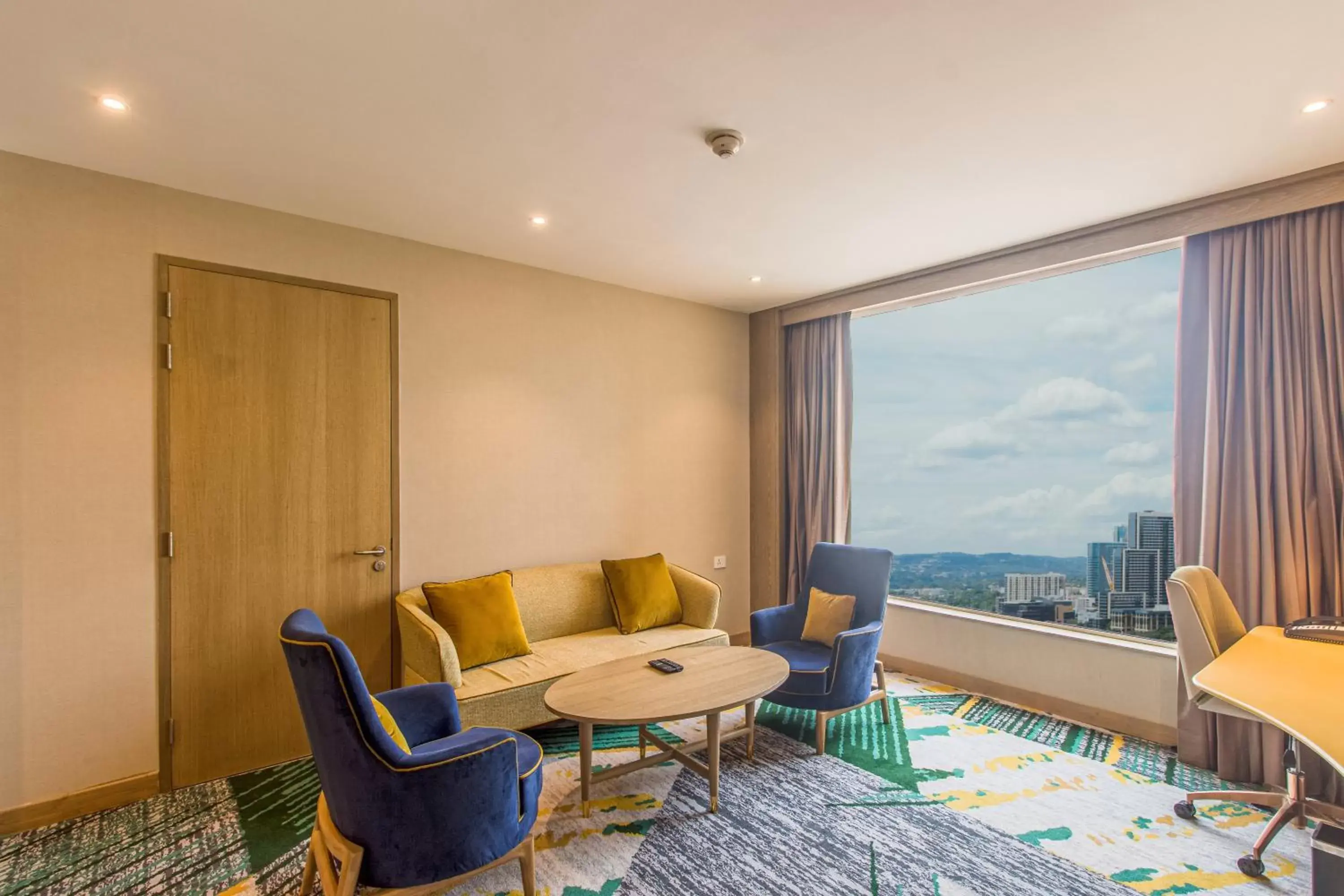 Photo of the whole room, Seating Area in Holiday Inn Chandigarh Zirakpur, an IHG Hotel