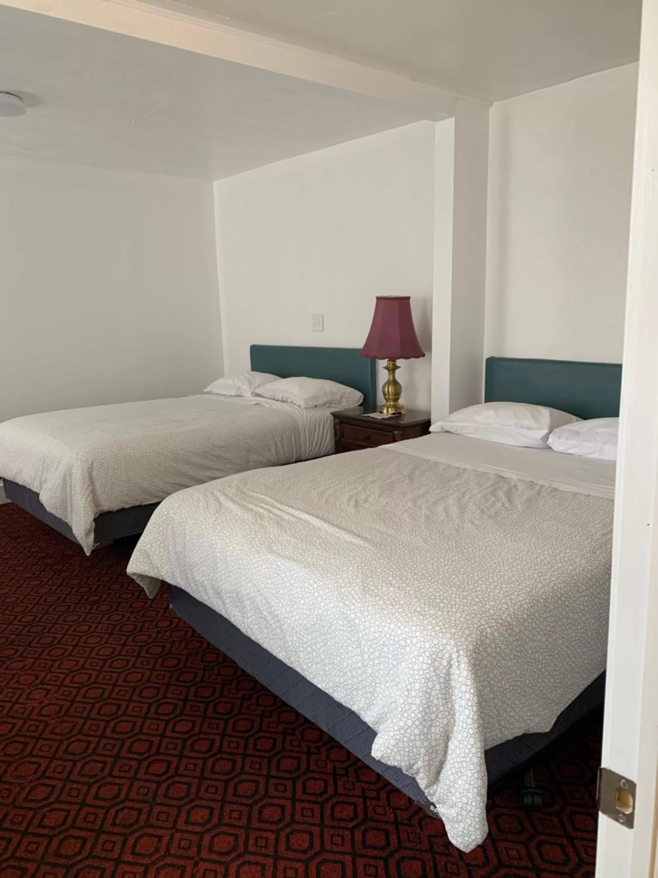 Bed in Lakeview Hotel