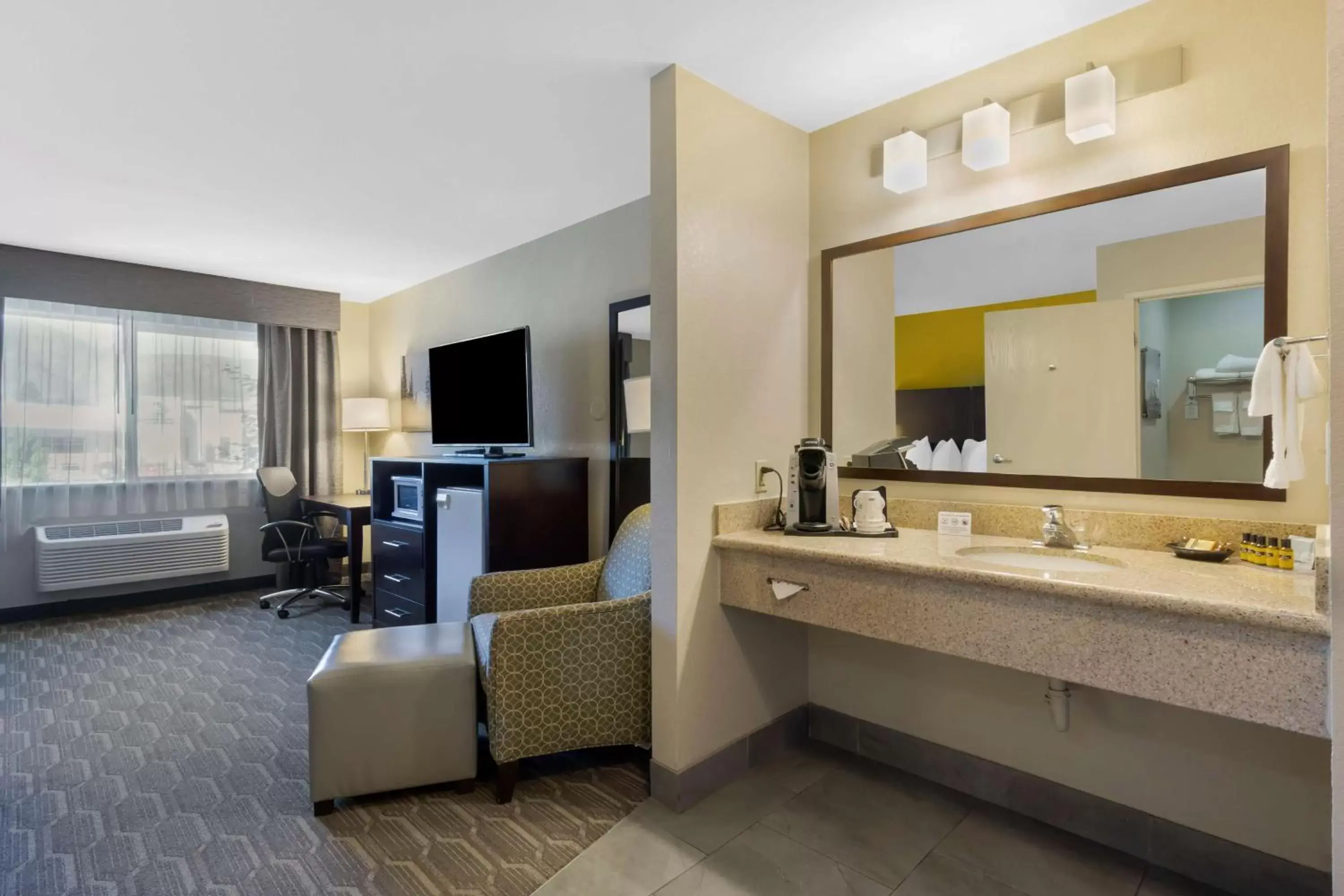 Bedroom, Bathroom in Best Western Plus Wenatchee Downtown Hotel