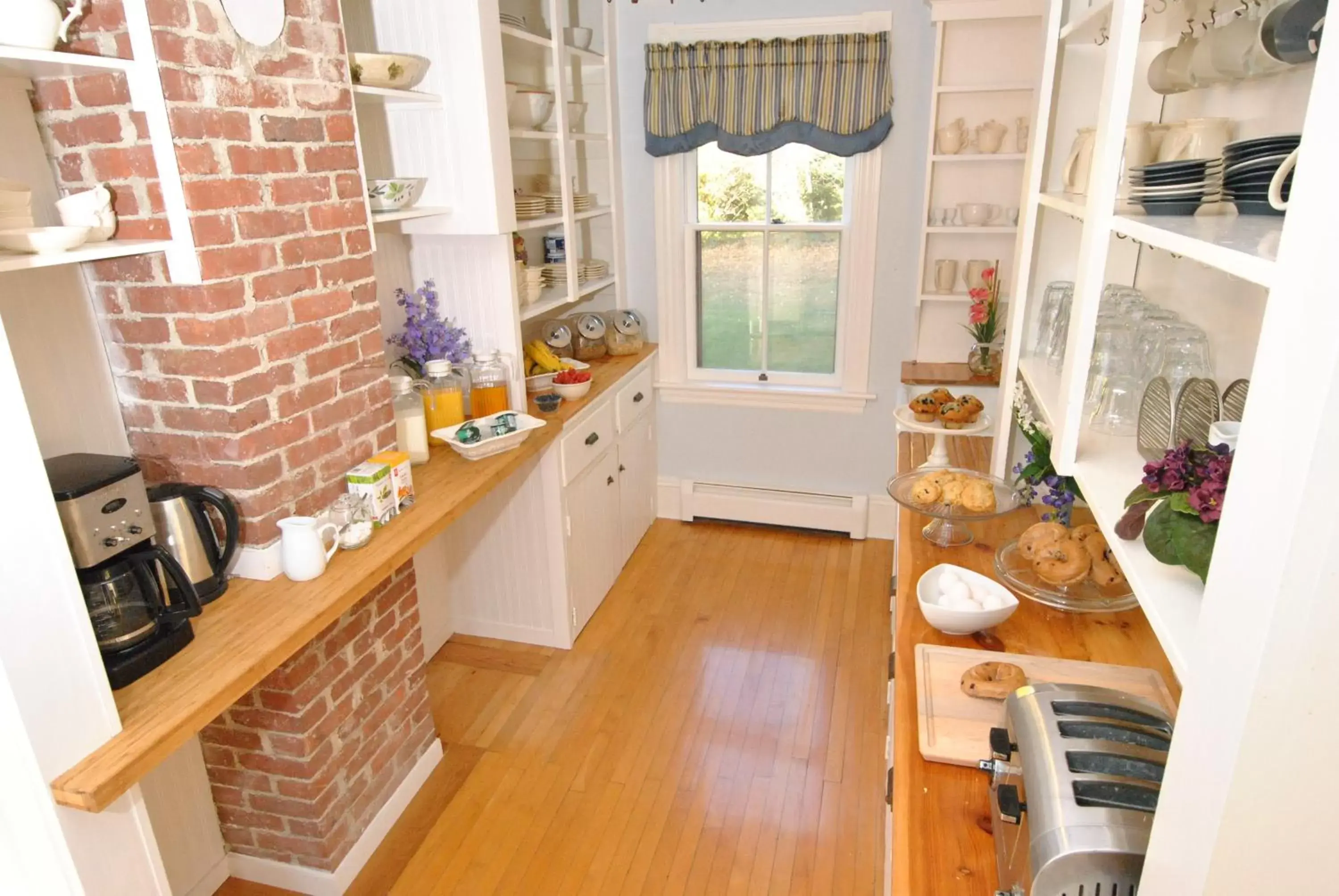 Continental breakfast, Kitchen/Kitchenette in Dominion Hill Country Inn