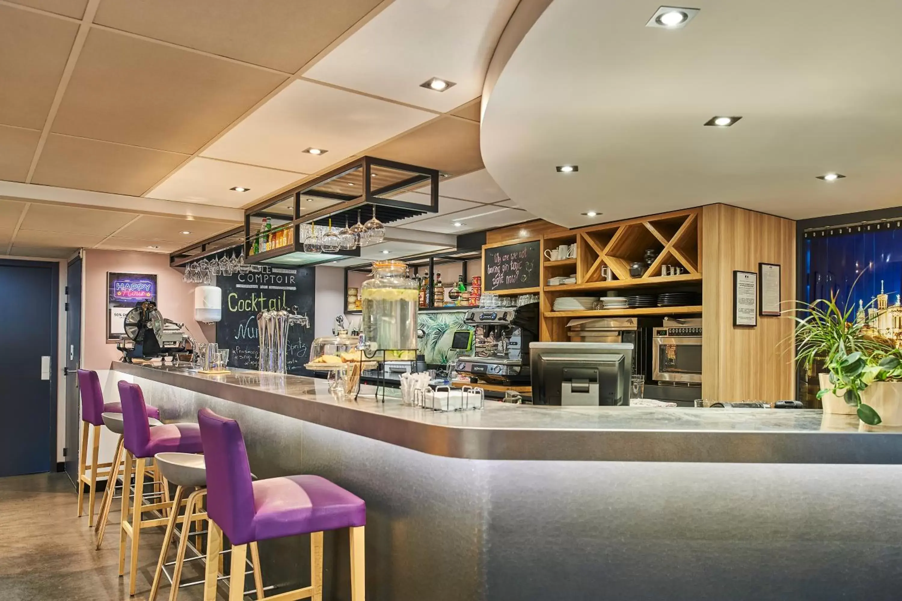 Lounge or bar in Campanile Lyon Centre - Berges du Rhône Lounge or bar in Campanile Lyon Centre - Berges du Rhône