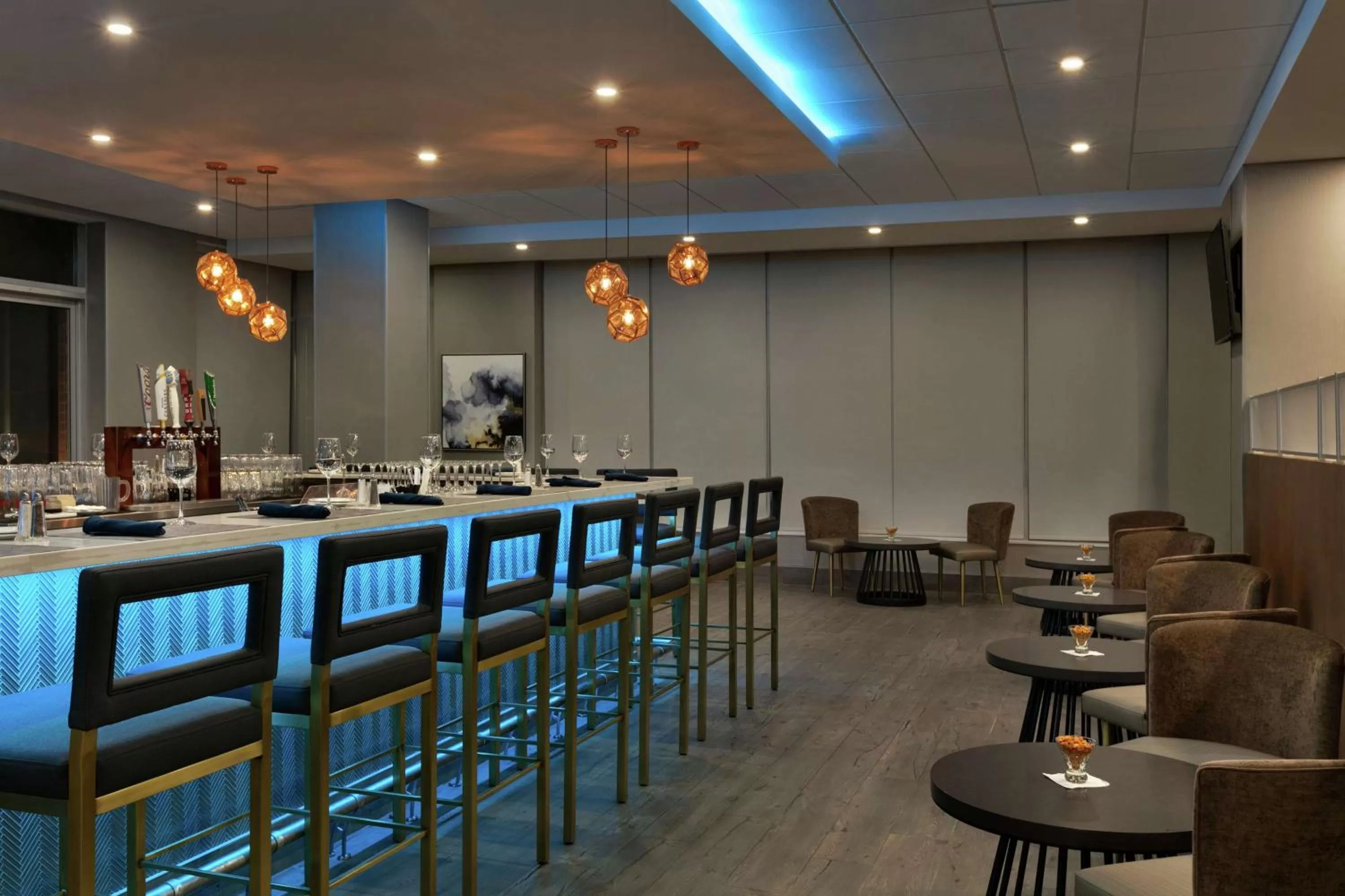 Lounge or bar in Embassy Suites By Hilton Montreal Airport