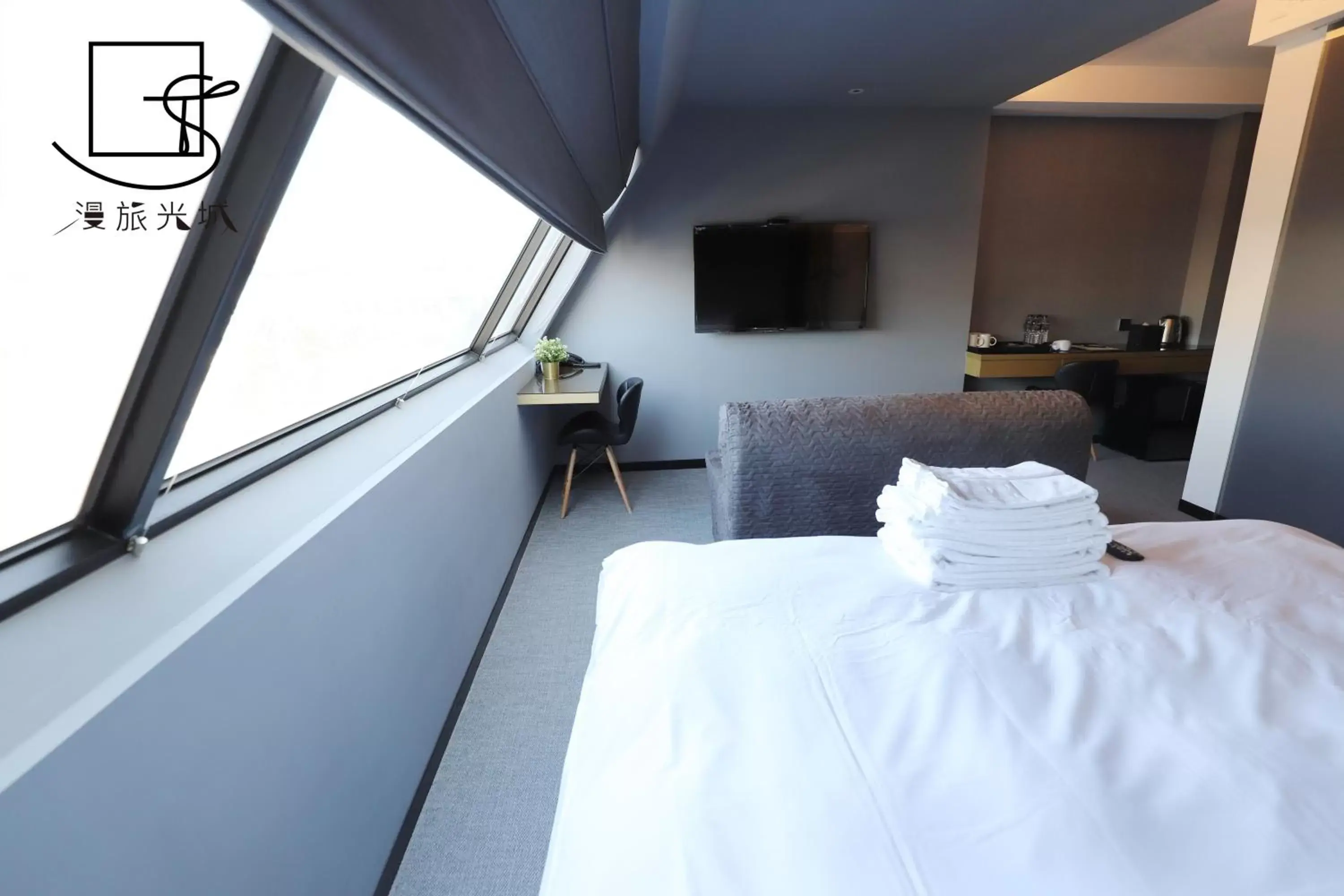 Communal lounge/ TV room, Bed in Slow Town Hotel-Glowing Communal lounge/ TV room, Bed in Slow Town Hotel-Glowing