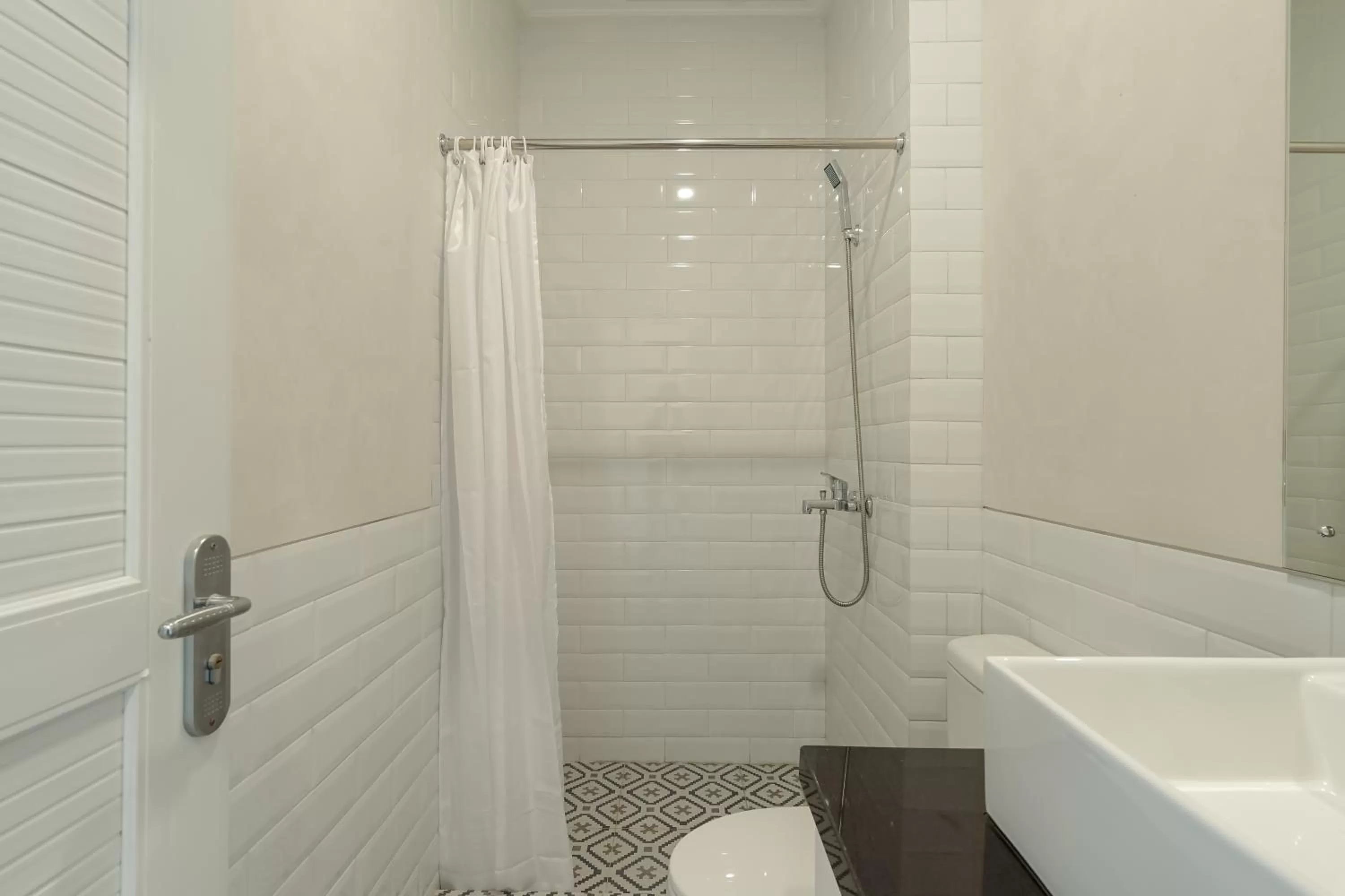 Bathroom in RedDoorz Syariah Plus @ BSD City