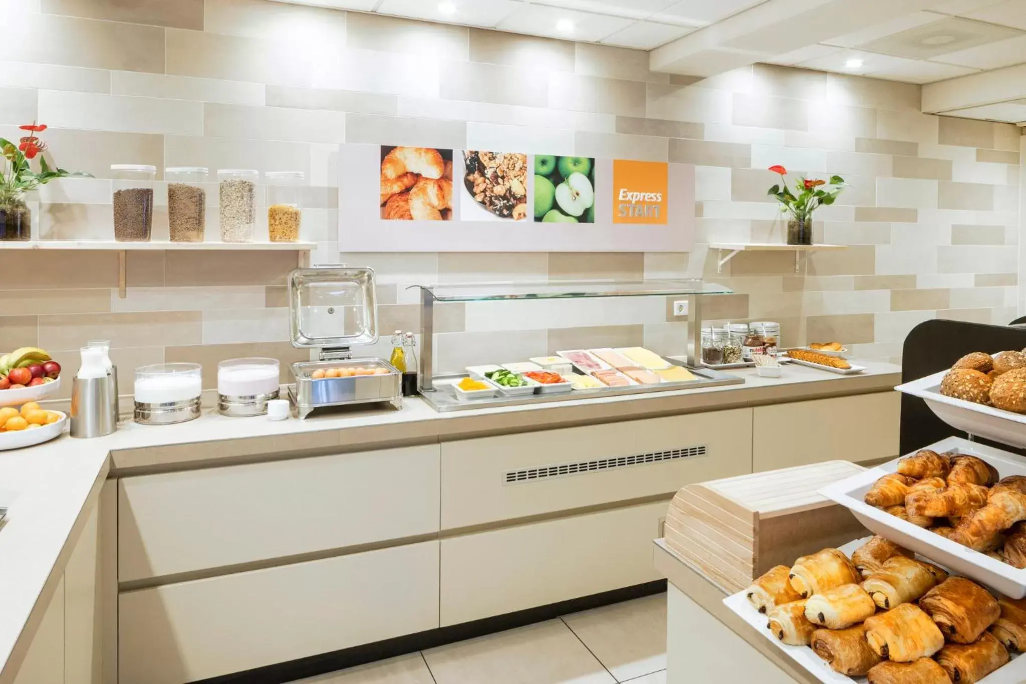 Restaurant/places to eat, Kitchen/Kitchenette in Holiday Inn Express Amsterdam - South, an IHG Hotel