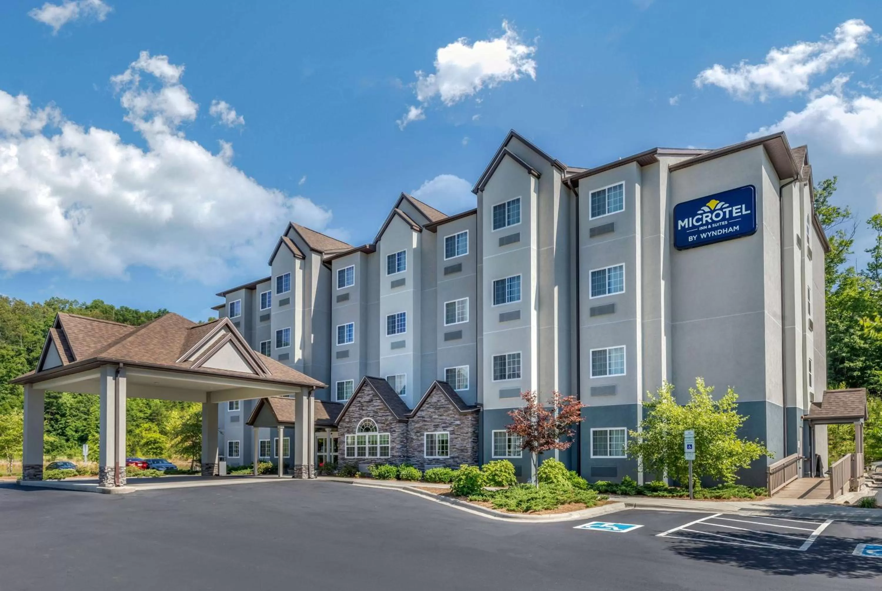 Property building in Microtel Inn & Suites Dillsboro/Sylva