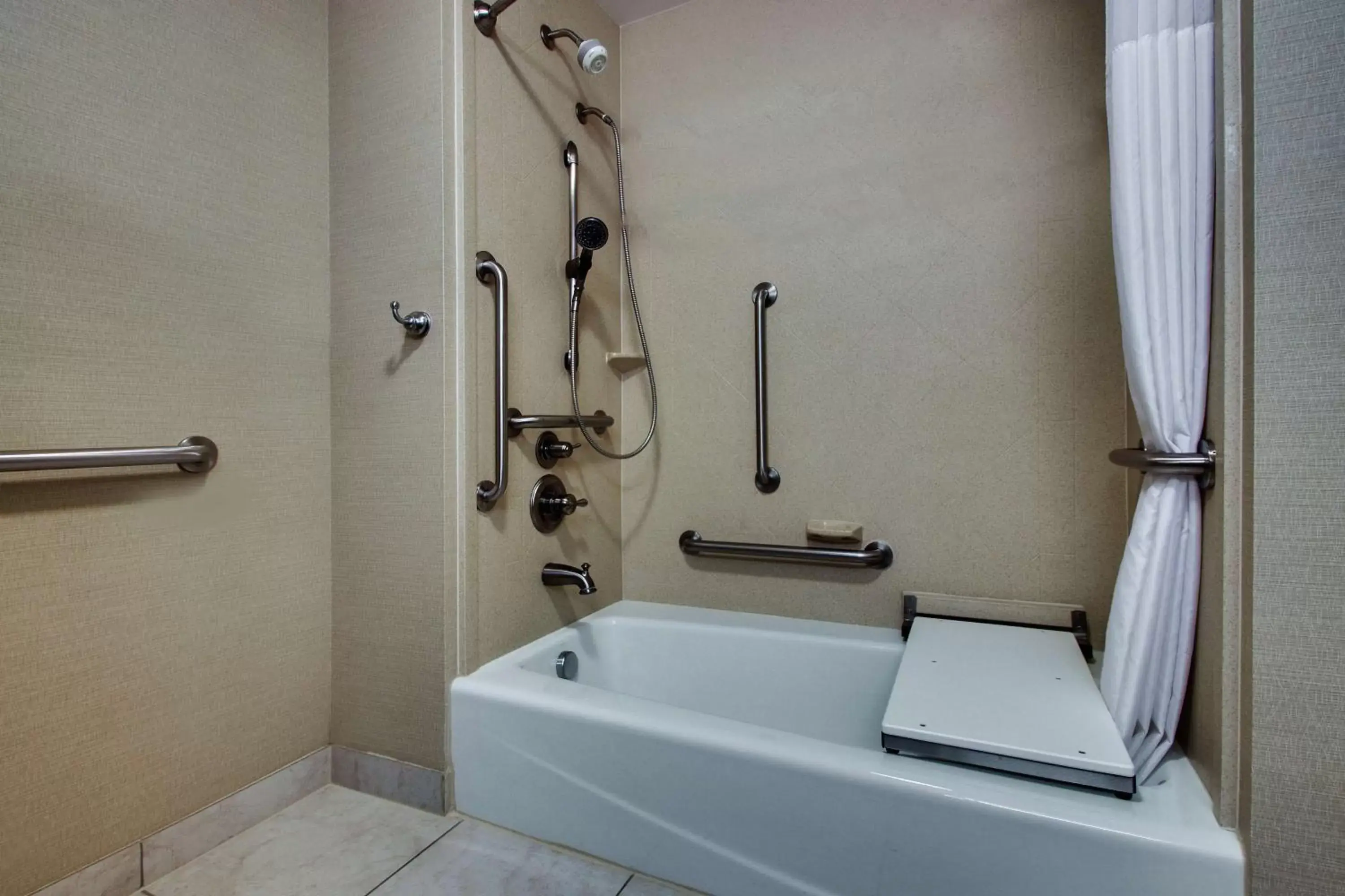 King Room - Disability Access with Bathtub in Hampton Inn Vernon King Room - Disability Access with Bathtub in Hampton Inn Vernon